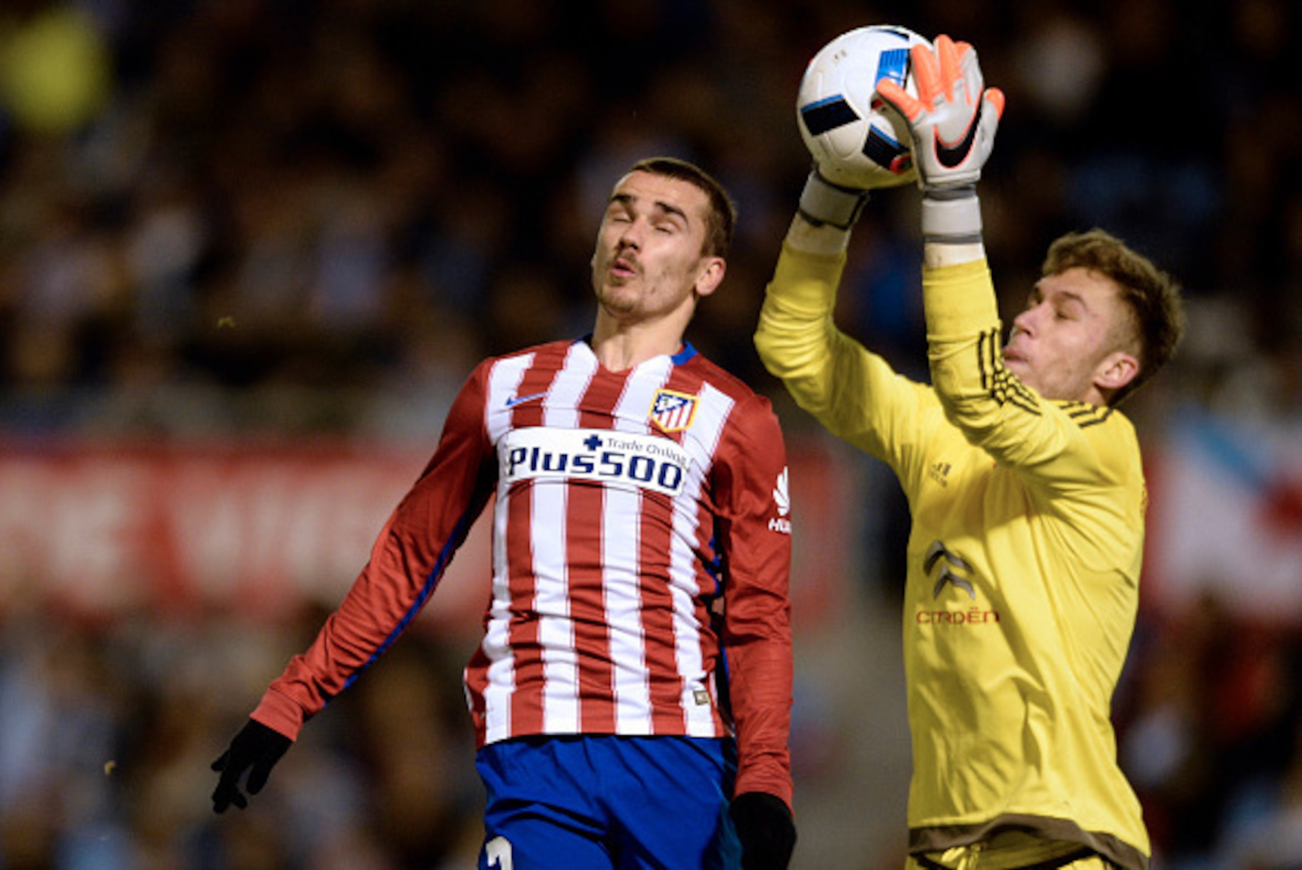Celta Vigo's goalkeeper Ruben Blanco Veiga (R) gets the ball next to Atletico Madrid's French forward Antoine Griezmann during the Spanish Copa del Rey (King's Cup) football match Celta Vigo vs Club Atletico de Madrid at the Balaidos stadium in Vigo on Ja