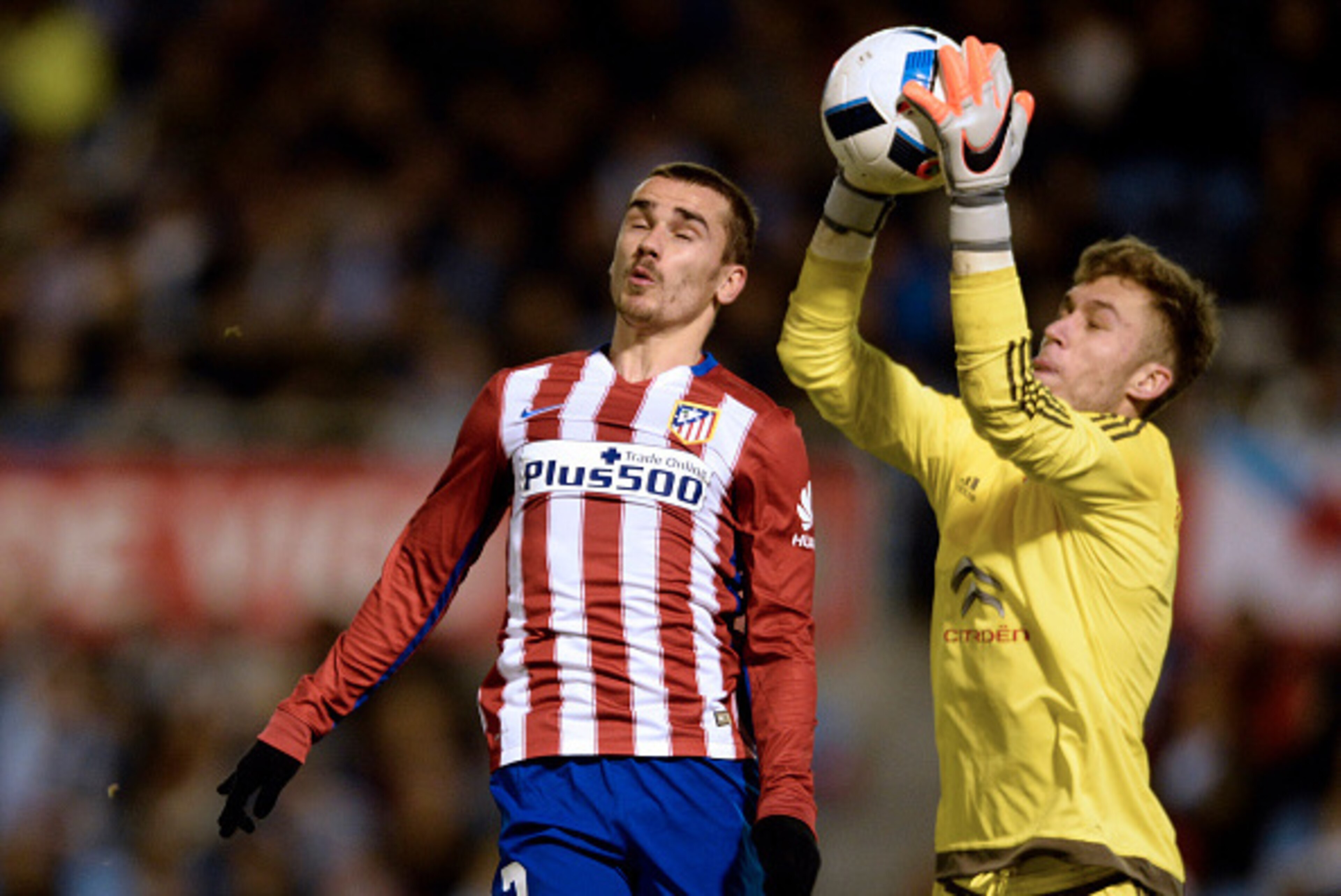Celta Vigo's goalkeeper Ruben Blanco Veiga (R) gets the ball next to Atletico Madrid's French forward Antoine Griezmann during the Spanish Copa del Rey (King's Cup) football match Celta Vigo vs Club Atletico de Madrid at the Balaidos stadium in Vigo on Ja Celta Vigo's goalkeeper Ruben Blanco Veiga (R) gets the ball next to Atletico Madrid's French forward Antoine Griezmann during the Spanish Copa del Rey (King's Cup) football match Celta Vigo vs Club Atletico de Madrid at the Balaidos stadium in Vigo on Ja
