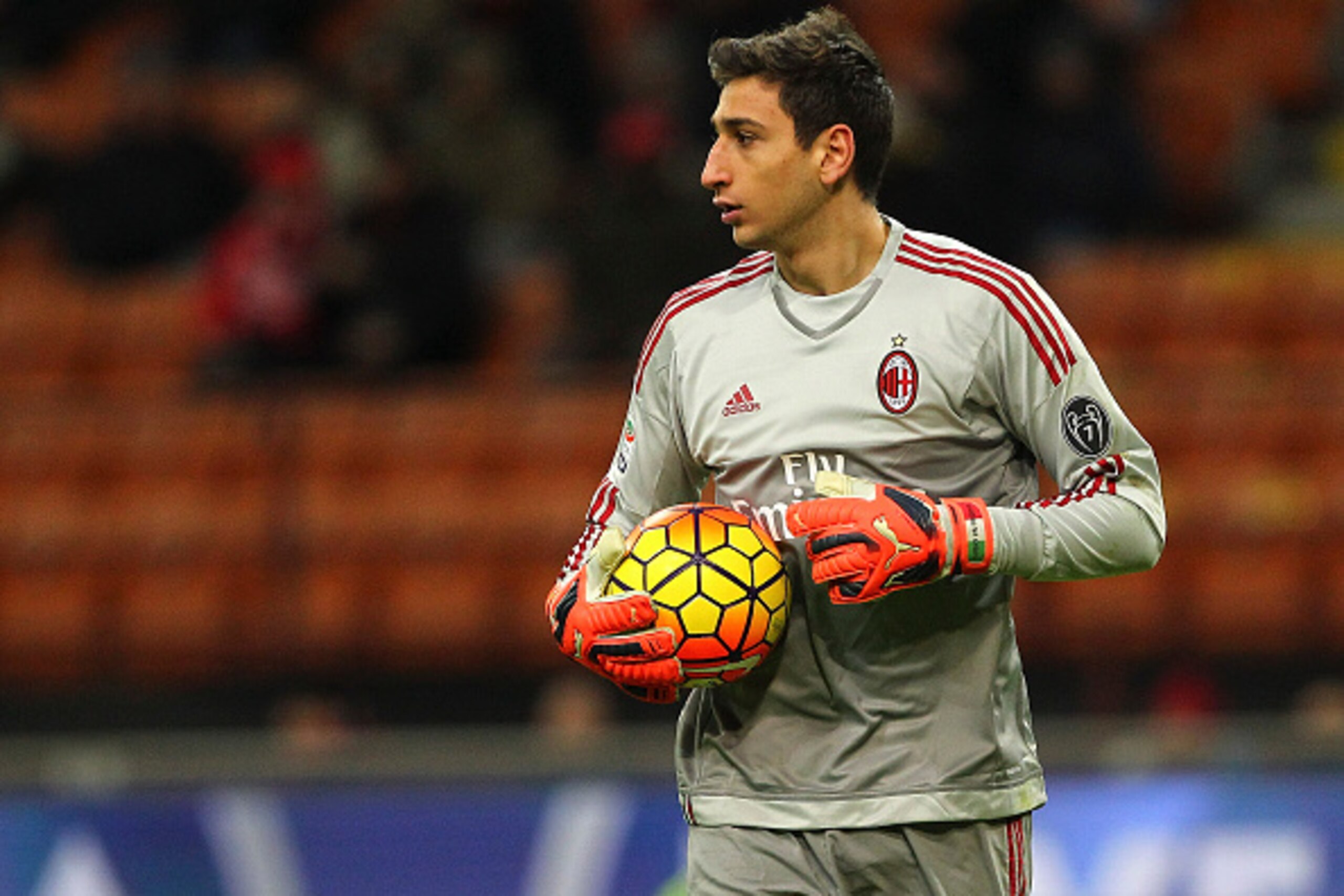 MILAN, ITALY - JANUARY 17:  Gianluigi Donnarumma of AC Milan looks on during the Serie A match between AC Milan and ACF Fiorentina at Stadio Giuseppe Meazza on January 17, 2016 in Milan, Italy.  (Photo by Marco Luzzani/Getty Images)