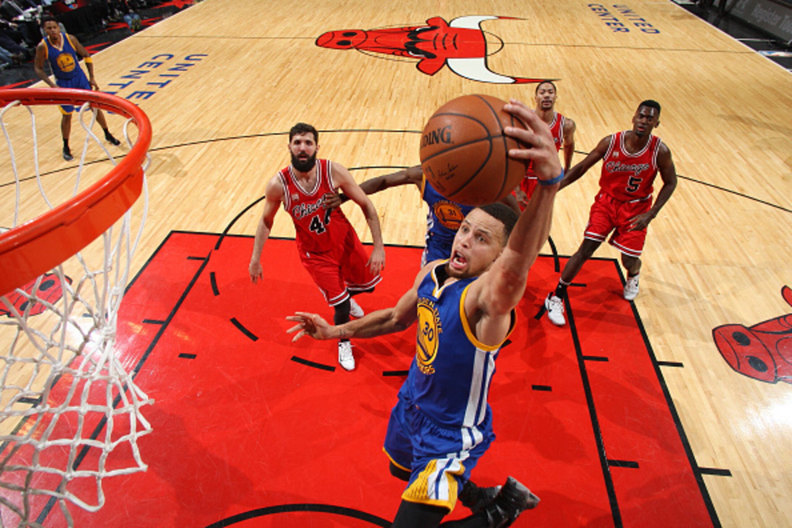 CHICAGO, IL - JANUARY 20: Stephen Curry #30 of the Golden State Warriors goes for the dunk during the game against the Chicago Bulls on January 20, 2016 at the United Center in Chicago, Illinois. NOTE TO USER: User expressly acknowledges and agrees that, 