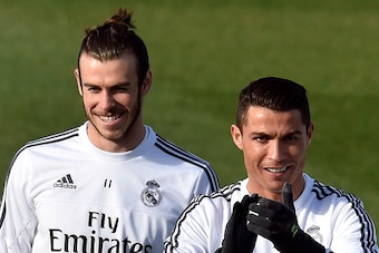 Real Madrid's Portuguese forward Cristiano Ronaldo (R) applauds next to Real Madrid's Welsh forward Gareth Bale during a training session at the Valdebebas training ground in Madrid on December 4, 2015.  / AFP / GERARD JULIEN        (Photo credit should r