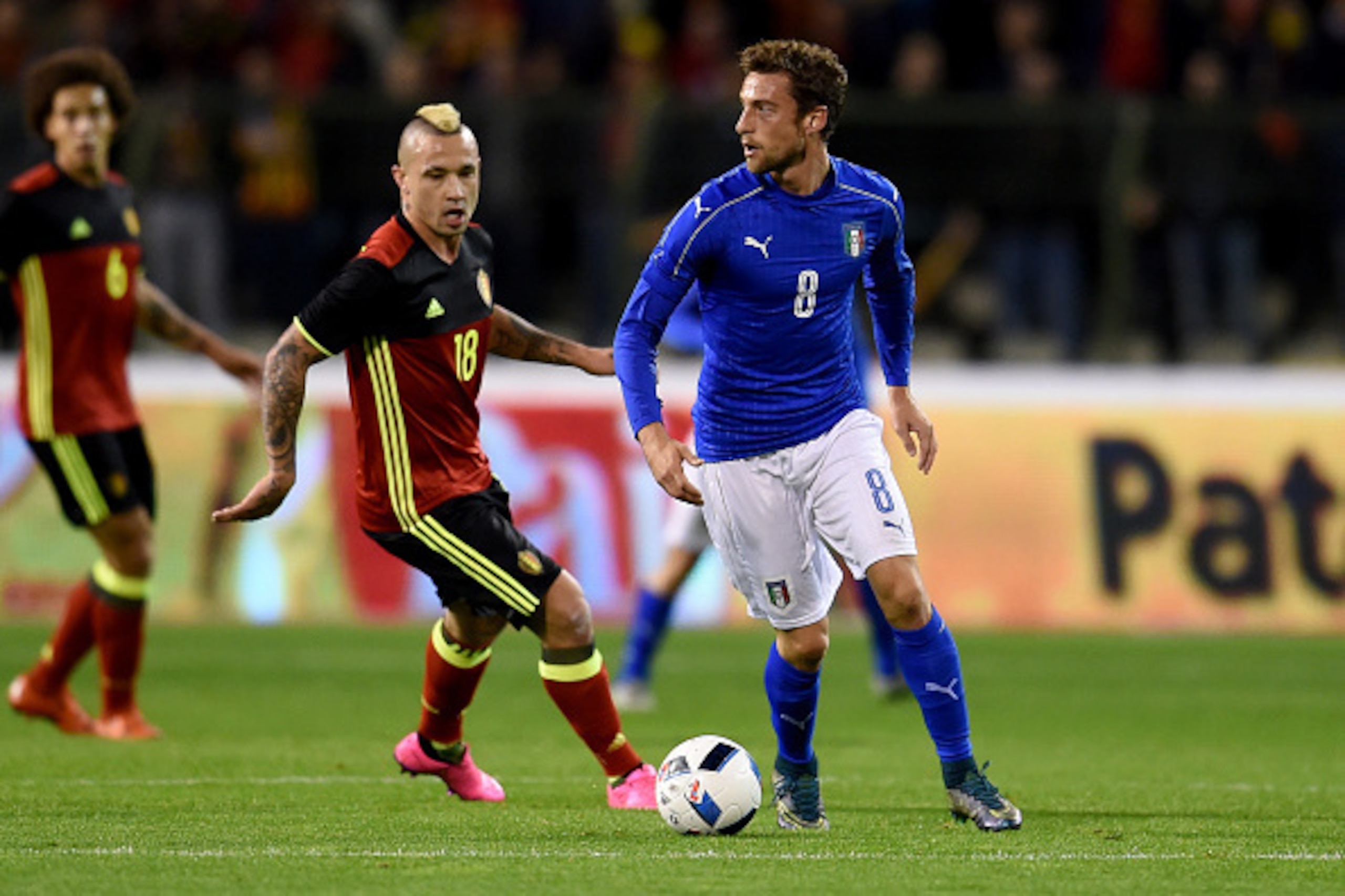 BRUSSELS, BELGIUM - NOVEMBER 13:  Claudio Marchisio of Italy (L) and Radja Nainggolan of Belgium compete for the ball during the intermational friendly match between Belgium and Italy at King Baudouin Stadium on November 13, 2015 in Brussels, Belgium.  (P