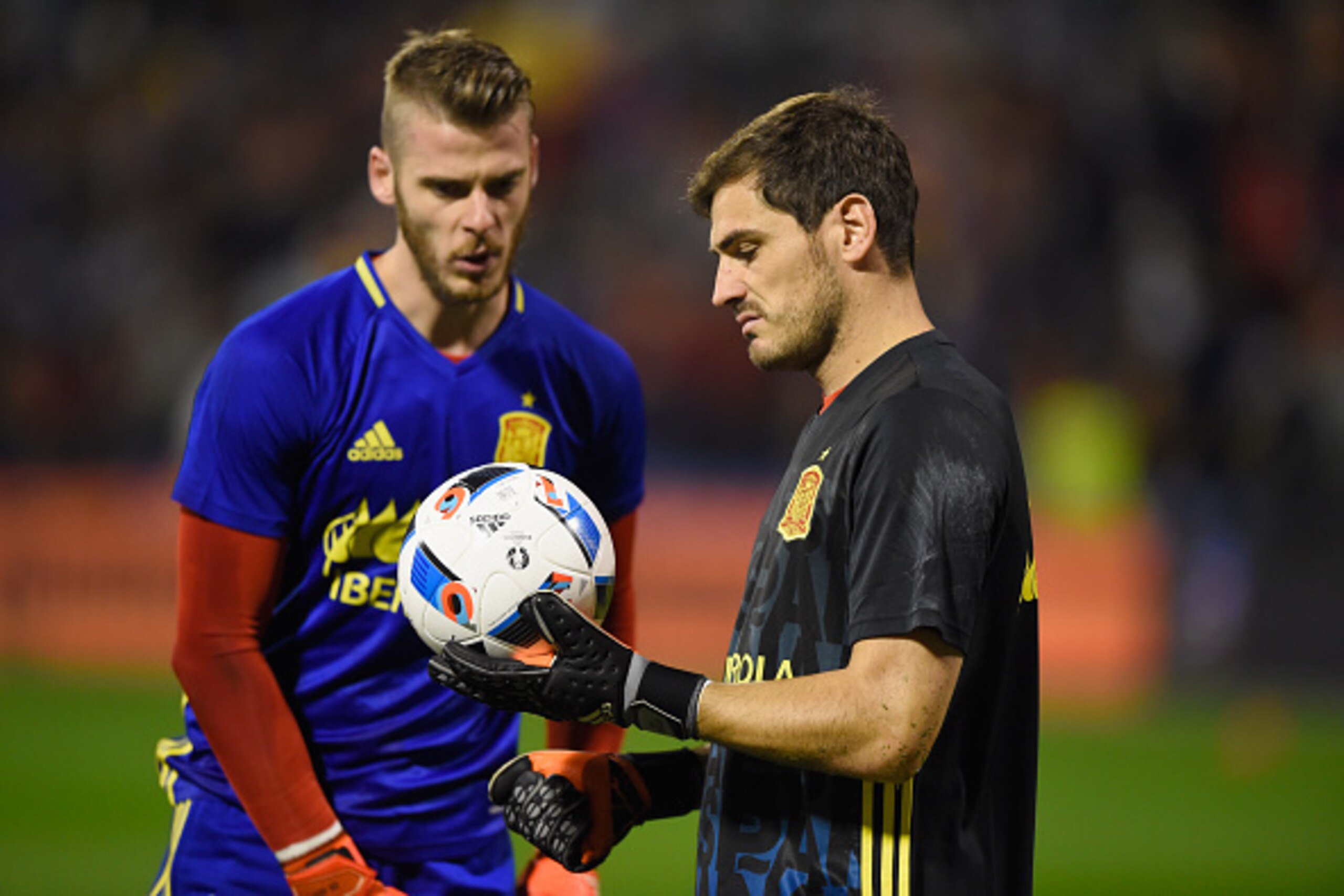 ALICANTE, SPAIN - NOVEMBER 13:  Goalkeepers Iker Casillas (R) and David De Gea of Spain in discussion as they warm up prior to the international friendly match between Spain and England at Jose Rico Perez Stadium on November 13, 2015 in Alicante, Spain.  