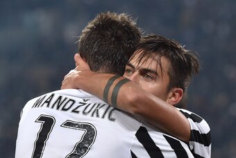 TURIN, ITALY - DECEMBER 13:  Mario Mandzukic (L) of Juventus FC celebrates his goal with team mate Paulo Dybala during the Serie A match betweeen Juventus FC and ACF Fiorentina at Juventus Arena on December 13, 2015 in Turin, Italy.  (Photo by Valerio Pen