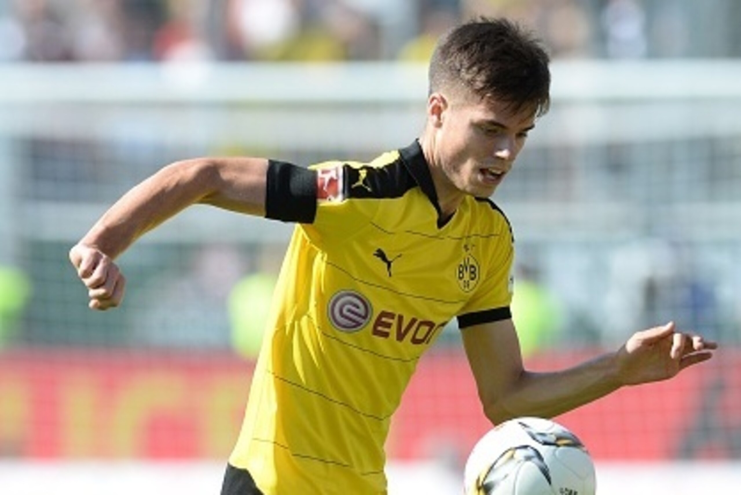 Dortmund's midfielder Julian Weigl plays the ball during the German first division Bundesliga football match FC Ingolstadt 04 vs Borussia Dortmund, on August 23, 2015 in Ingolstadt, southern Germany.   AFP PHOTO / CHRISTOF STACHE  RESTRICTIONS: DURING MAT