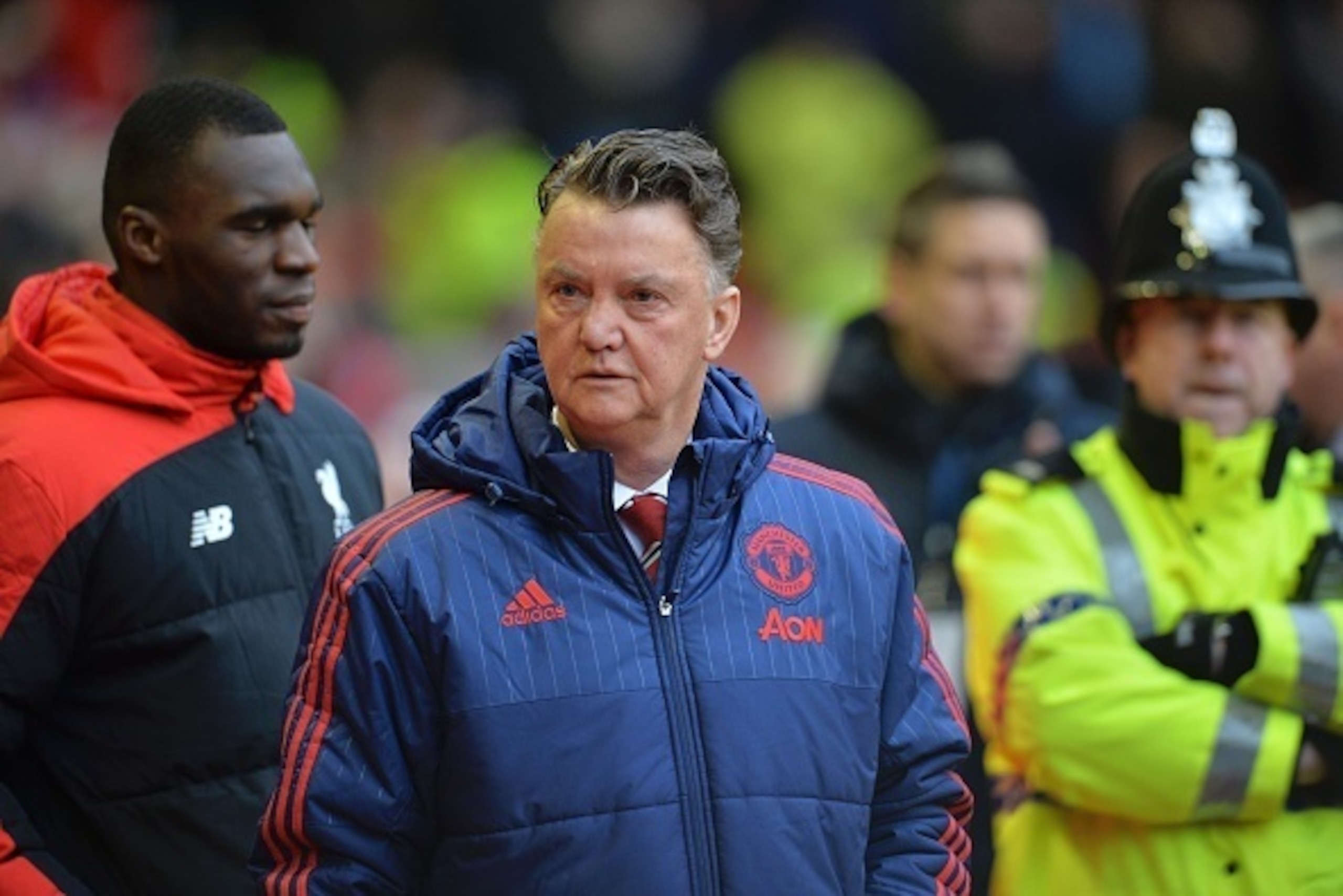 Manchester United's Dutch manager Louis van Gaal (C) arrives for the English Premier League football match between Liverpool and Manchester United at Anfield in Liverpool, northwest England, on January 17, 2016.  AFP PHOTO / PAUL ELLIS

RESTRICTED TO EDIT