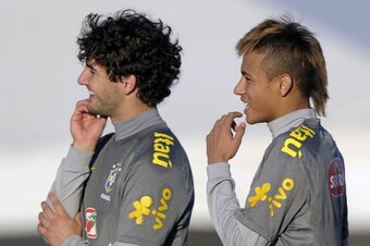 Brazil'sforward Neymar (R) and forward Alexandre Pato during a training session of the national football team near Campana, some 70 Km northwest of Buenos Aires on June 27, 2011, ahead of the Copa America tournament to be held from July 1 to July 24 in Ar