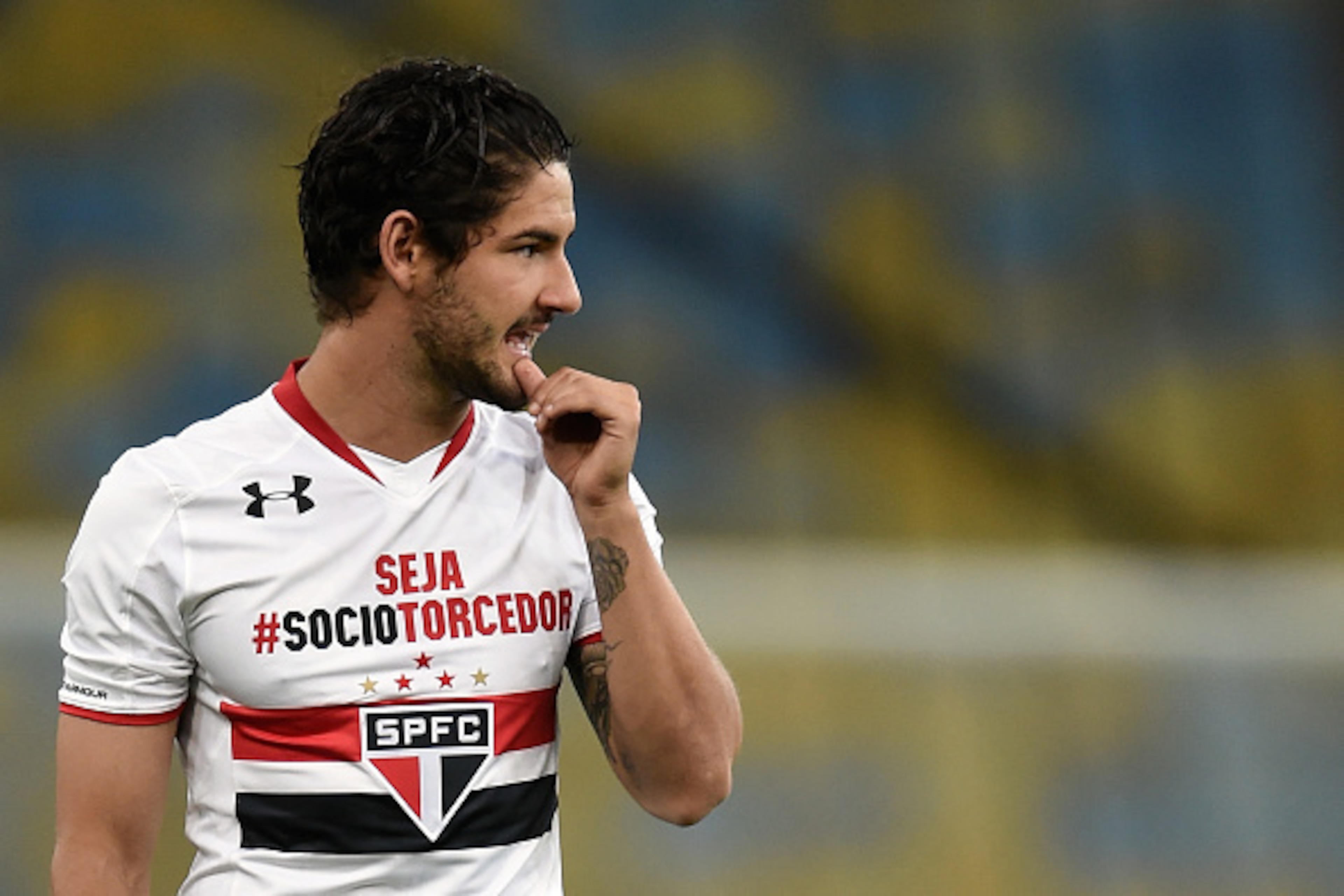 RIO DE JANEIRO, BRAZIL - OCTOBER 14: Alexandre Pato of Sao Paulo gestures during a match between Fluminense and Sao Paulo as part of Brasileirao Series A 2015 at Maracana Stadium on October 14, 2015 in Rio de Janeiro, Brazil. (Photo by Buda Mendes/Getty I RIO DE JANEIRO, BRAZIL - OCTOBER 14: Alexandre Pato of Sao Paulo gestures during a match between Fluminense and Sao Paulo as part of Brasileirao Series A 2015 at Maracana Stadium on October 14, 2015 in Rio de Janeiro, Brazil. (Photo by Buda Mendes/Getty I