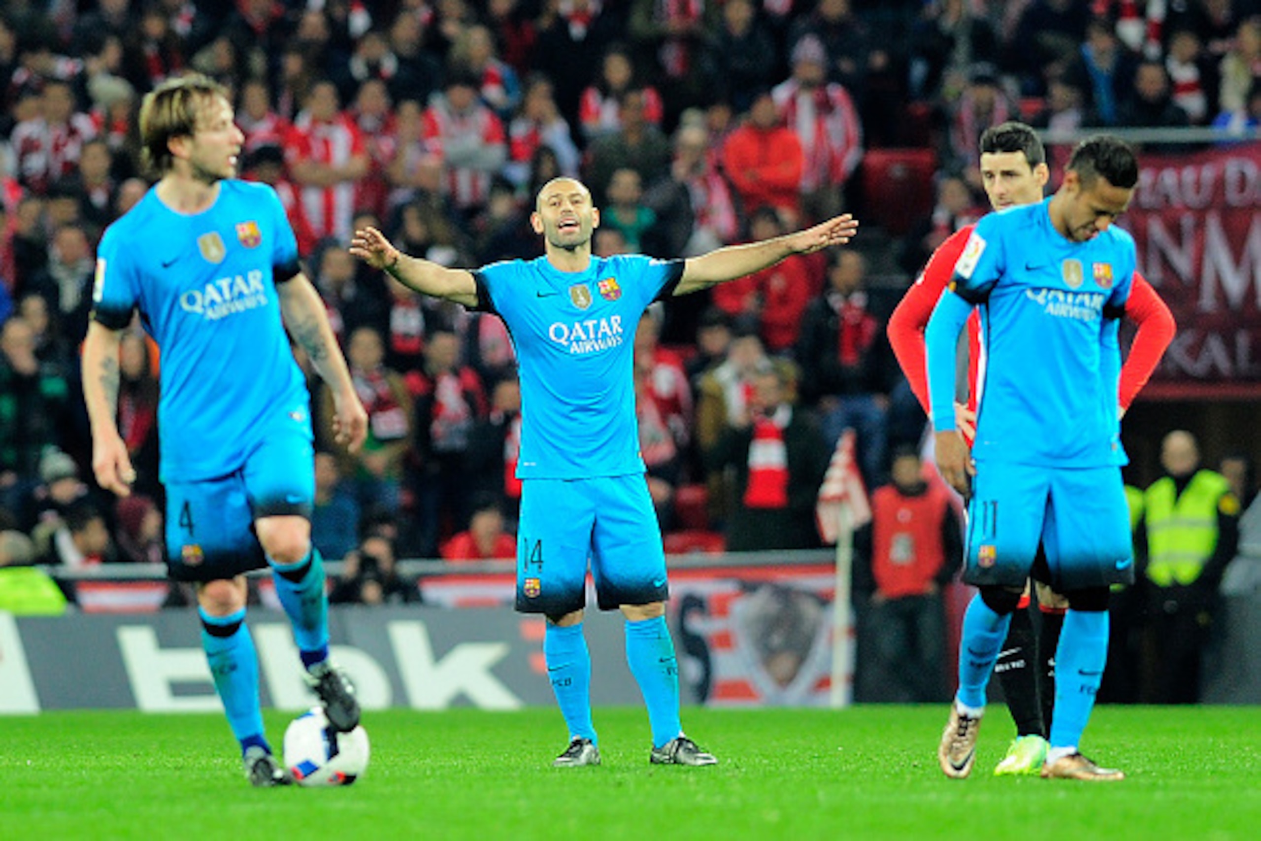 Barcelona's Argentinian defender Javier Mascherano (C) shouts instructions to teammates Croatian midfielder Ivan Rakitic (L) and  Brazilian forward Neymar da Silva Santos Junior (R) during the Spanish Copa del Rey (King's Cup) football match Athletic Club