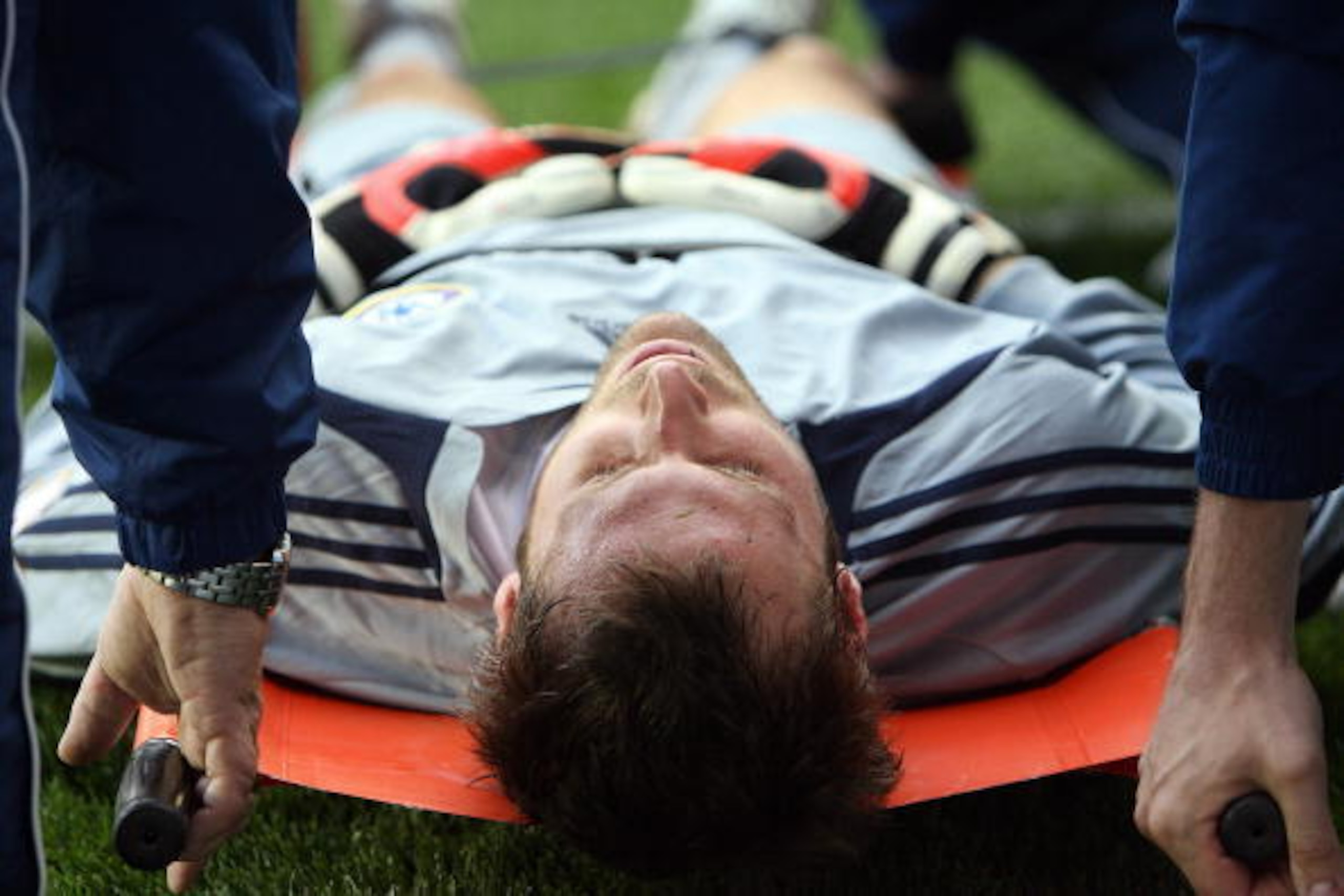 Reading, UNITED KINGDOM:  Chelsea goalkeeper Petr Cech lies is evacuated after being injured in the first few minutes of the game against Reading during the Premiership football match at The Madejski Stadium in Reading 14 October 2006. AFP PHOTO ADRIAN DE