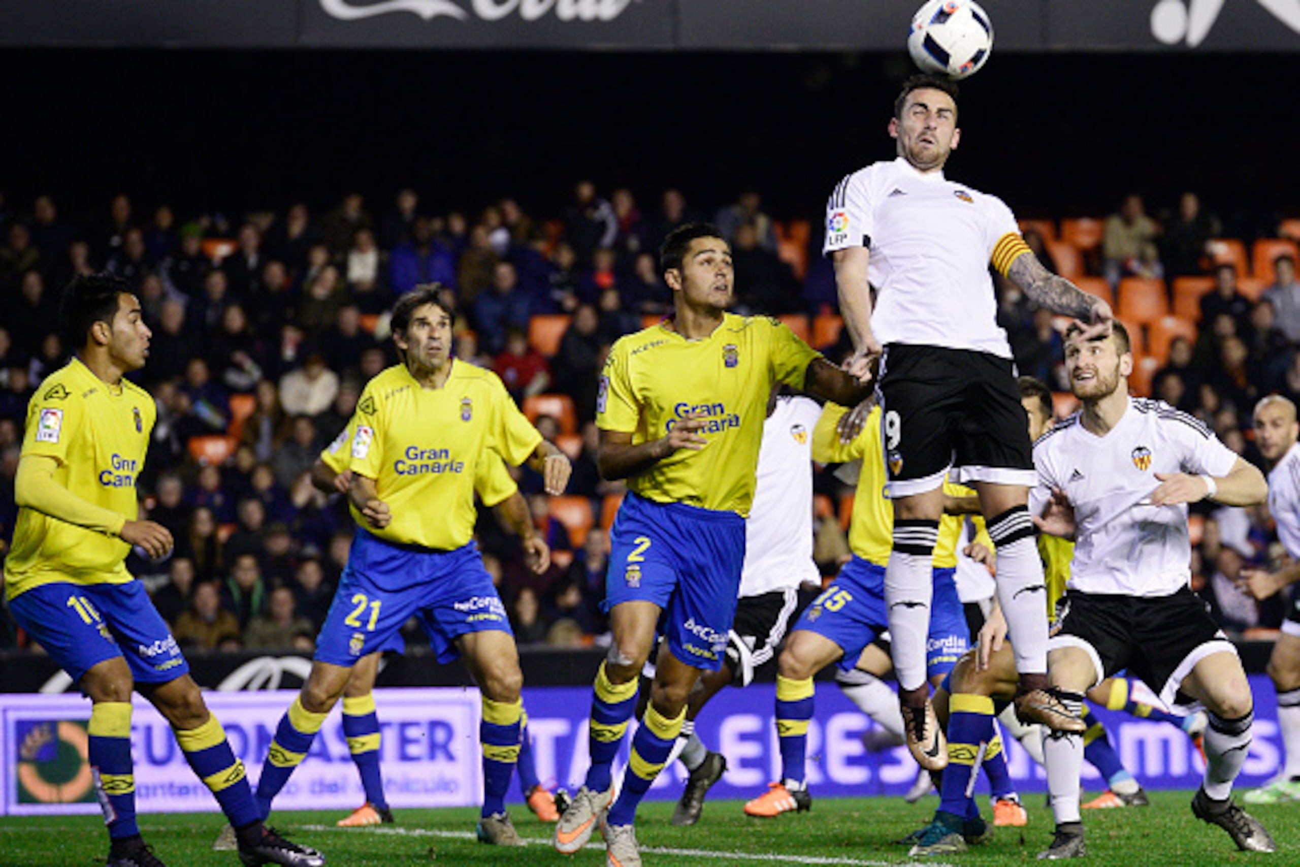 Valencia's forward Paco Alcacer (2nd R heads the ball next to Las Palmas' defender David Simon (C), Las Palmas' midfielder Juan Carlos Valeron (2nd L) and Las Palmas' Argentinian forward Sergio Araujo (L) during the Spanish Copa del Rey (King's Cup) footb