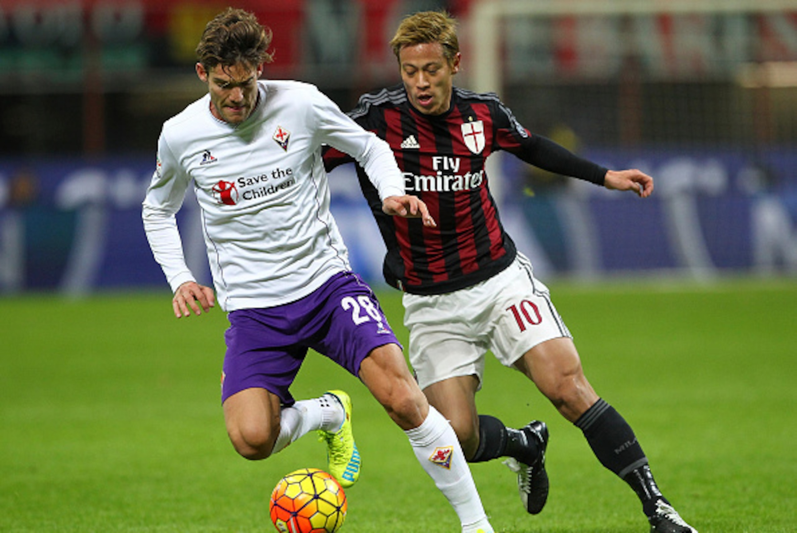 MILAN, ITALY - JANUARY 17:  Marcos Alonso of ACF Fiorentina competes for the ball with Keisuke Honda of AC Milan during the Serie A match between AC Milan and ACF Fiorentina at Stadio Giuseppe Meazza on January 17, 2016 in Milan, Italy.  (Photo by Marco L