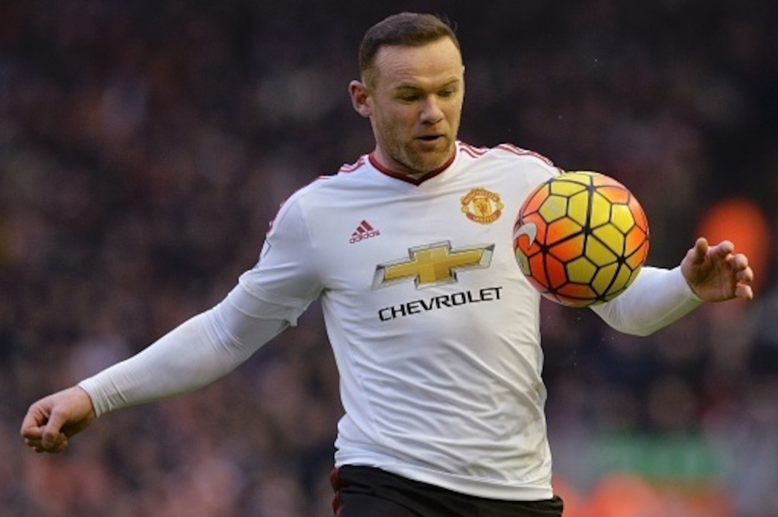 Manchester United's English striker Wayne Rooney controls the ball during the English Premier League football match between Liverpool and Manchester United at Anfield in Liverpool, northwest England, on January 17, 2016.  AFP PHOTO / PAUL ELLIS

RESTRICTE