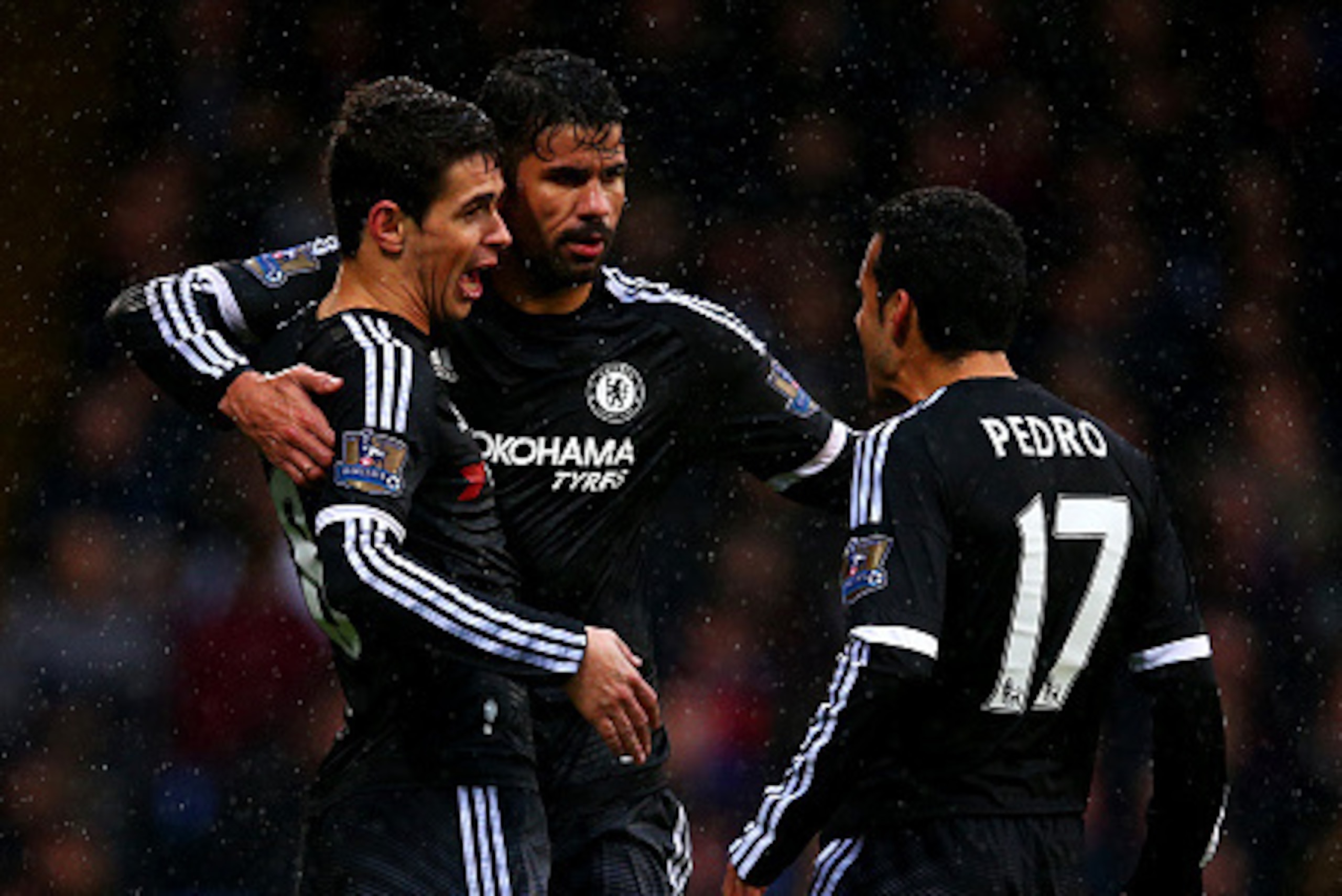 LONDON, ENGLAND - JANUARY 03:  Oscar of Chelsea celebrates with team-mates Pedro and Diego Costa of Chelsea after scoring the opening goal during the Barclays Premier League match between Crystal Palace and Chelsea at Selhurst Park on January 3, 2016 in L