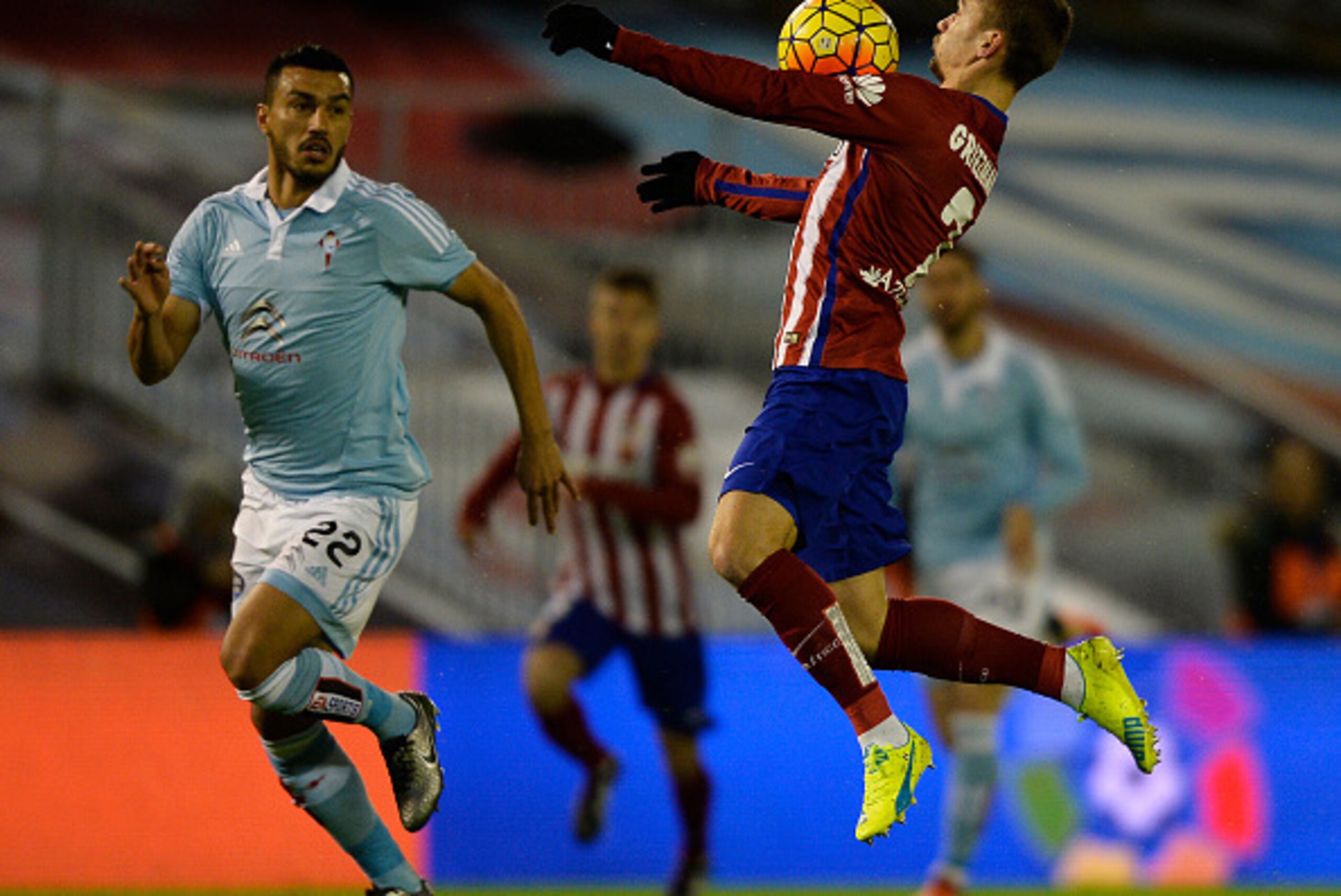 Atletico Madrid's Argentinian forward Luciano Vietto (R) controls the ball next to Celta Vigo's Argentinian defender Gustavo Cabral during the Spanish league football match RC Celta de Vigo vs Club Atletico de Madrid at the Balaidos stadium in Vigo on Jan
