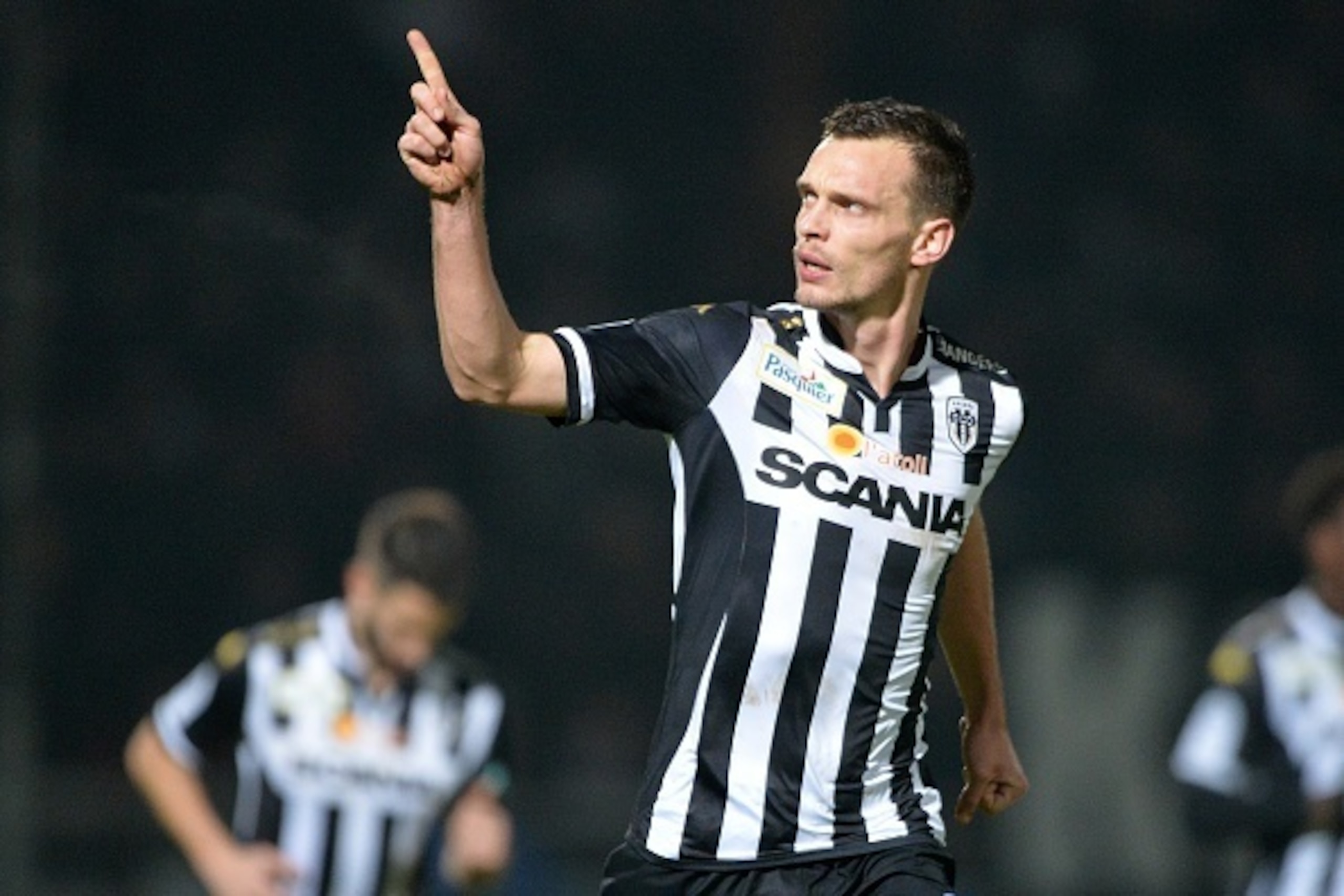 Angers' French defender Romain Thomas reacts after scoring a goal during the French L1 football match between Angers (SCO) and Bordeaux (FCGB), on December 13 2015, at the Jean Bouin Stadium, in Angers, western France.  AFP PHOTO / JEAN FRANCOIS MONIER / 