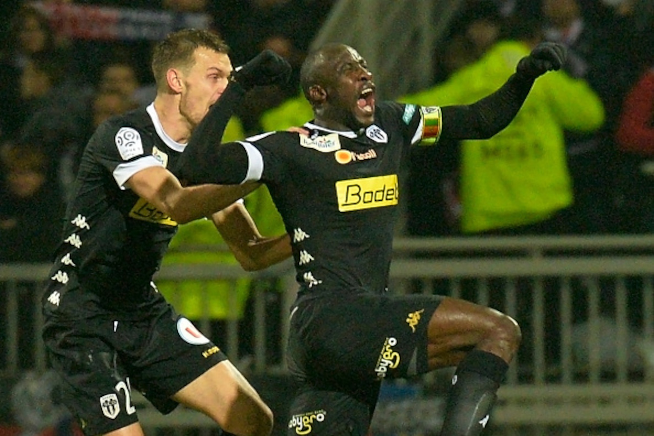 Angers' Senegalese midfielder Cheikh N'Doye (C) celebrates after scoring a goal during the French L1 football match Lyon (OL) vs Angers (SCO) on December 5, 2015, at the Gerland stadium in Lyon, eastern France. AFP PHOTO / JEAN-PHILIPPE KSIAZEK / AFP / JE
