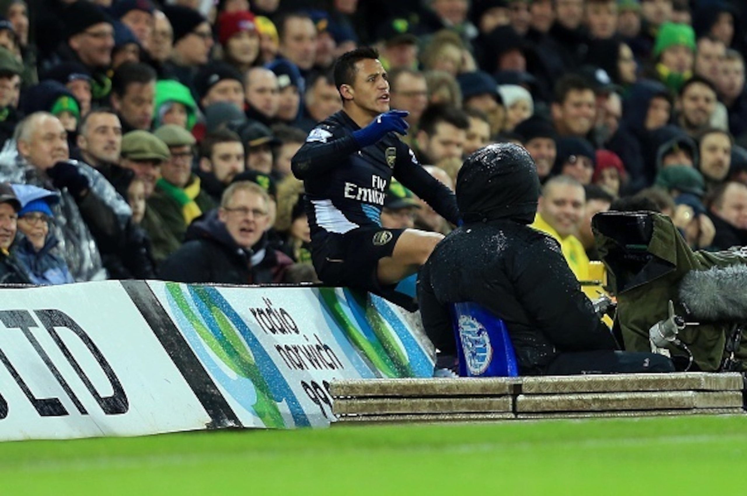 NORWICH, ENGLAND - NOVEMBER 29:  Alexis Sanchez of Arsenal during the Barclays Premier League match between Norwich City and Arsenal at Carrow Road stadium on November 29, 2015 in Norwich, England. (Photo by Stephen Pond/Getty Images)