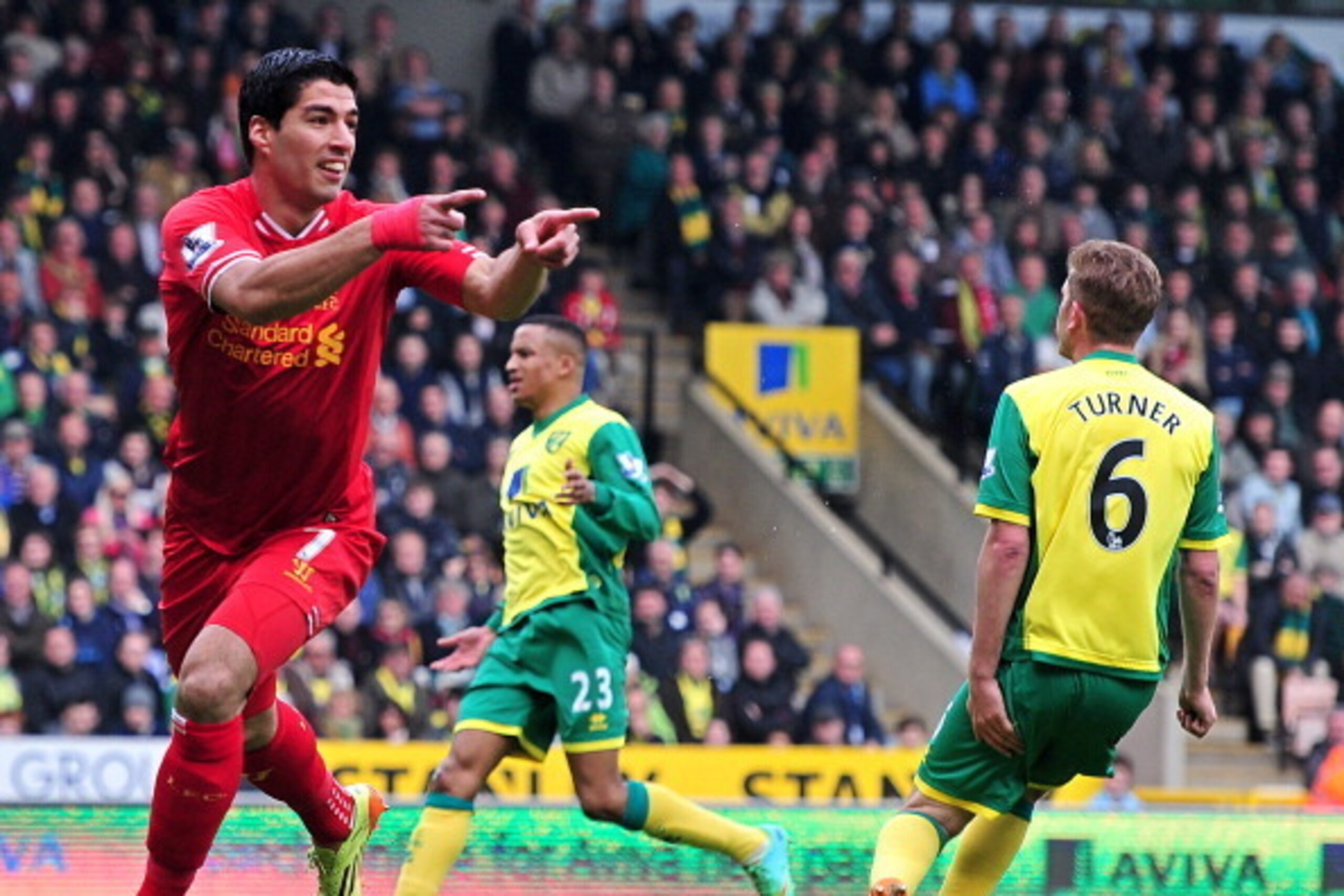 Liverpool's Uruguayan striker Luis Suarez (L) celebrates scoring a goal during the English Premier League football match between Norwich City and Liverpool at Carrow Road in Norwich on April 20, 2014. AFP PHOTO / CARL COURT

RESTRICTED TO EDITORIAL USE. N