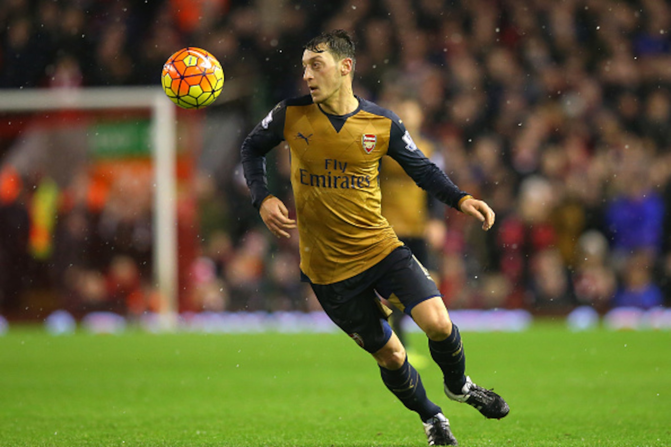 LIVERPOOL, ENGLAND - JANUARY 13:  Mesut Ozil of Arsenal during the Barclays Premier League match between Liverpool and Arsenal at Anfield on December 13, 2016 in Liverpool, England.  (Photo by Alex Livesey/Getty Images)