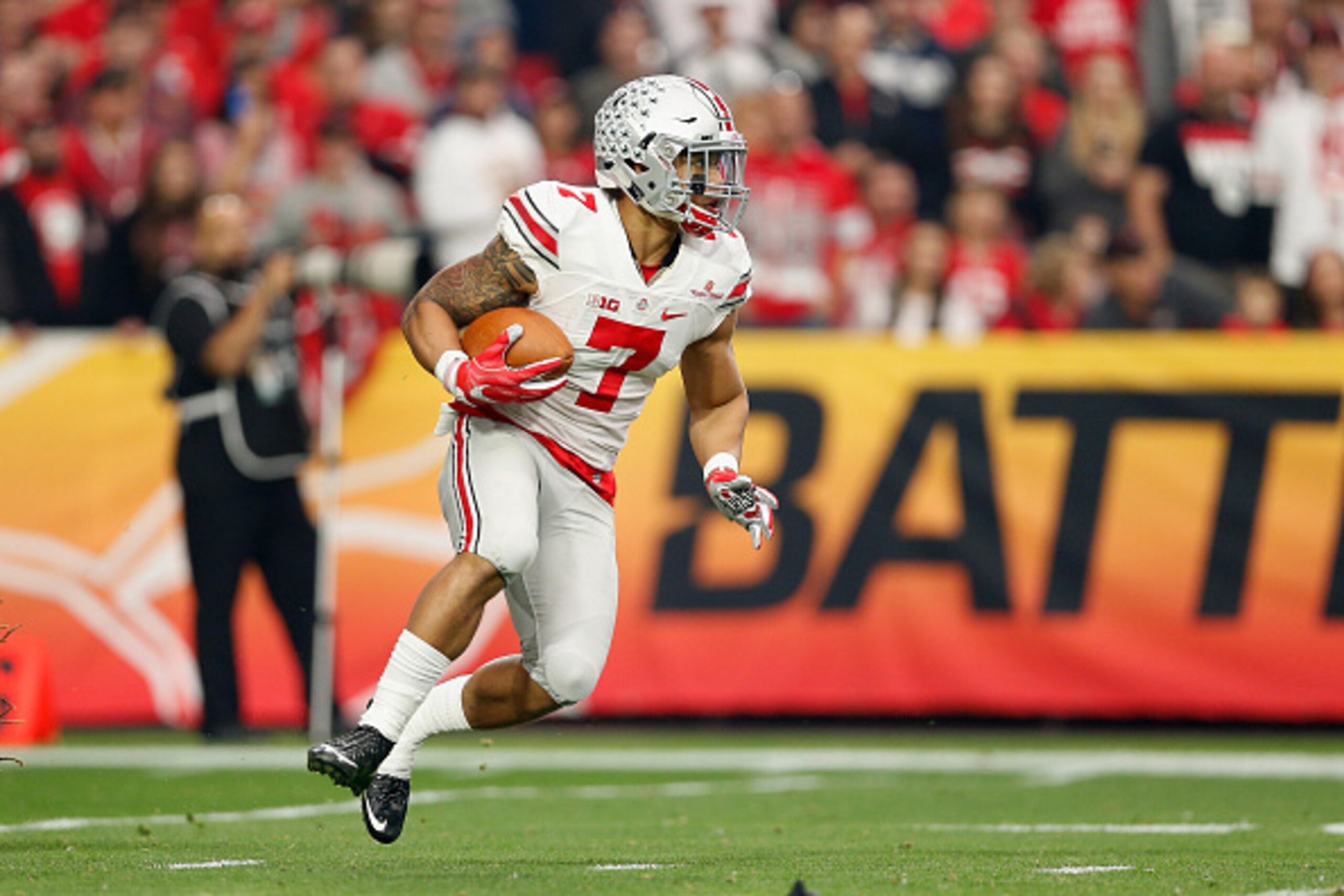 GLENDALE, AZ - JANUARY 01: Running back Jalin Marshall #7 of the Ohio State Buckeyes rushes the football against the Notre Dame Fighting Irish during the second quarter of the BattleFrog Fiesta Bowl at University of Phoenix Stadium on January 1, 2016 in GLENDALE, AZ - JANUARY 01: Running back Jalin Marshall #7 of the Ohio State Buckeyes rushes the football against the Notre Dame Fighting Irish during the second quarter of the BattleFrog Fiesta Bowl at University of Phoenix Stadium on January 1, 2016 in