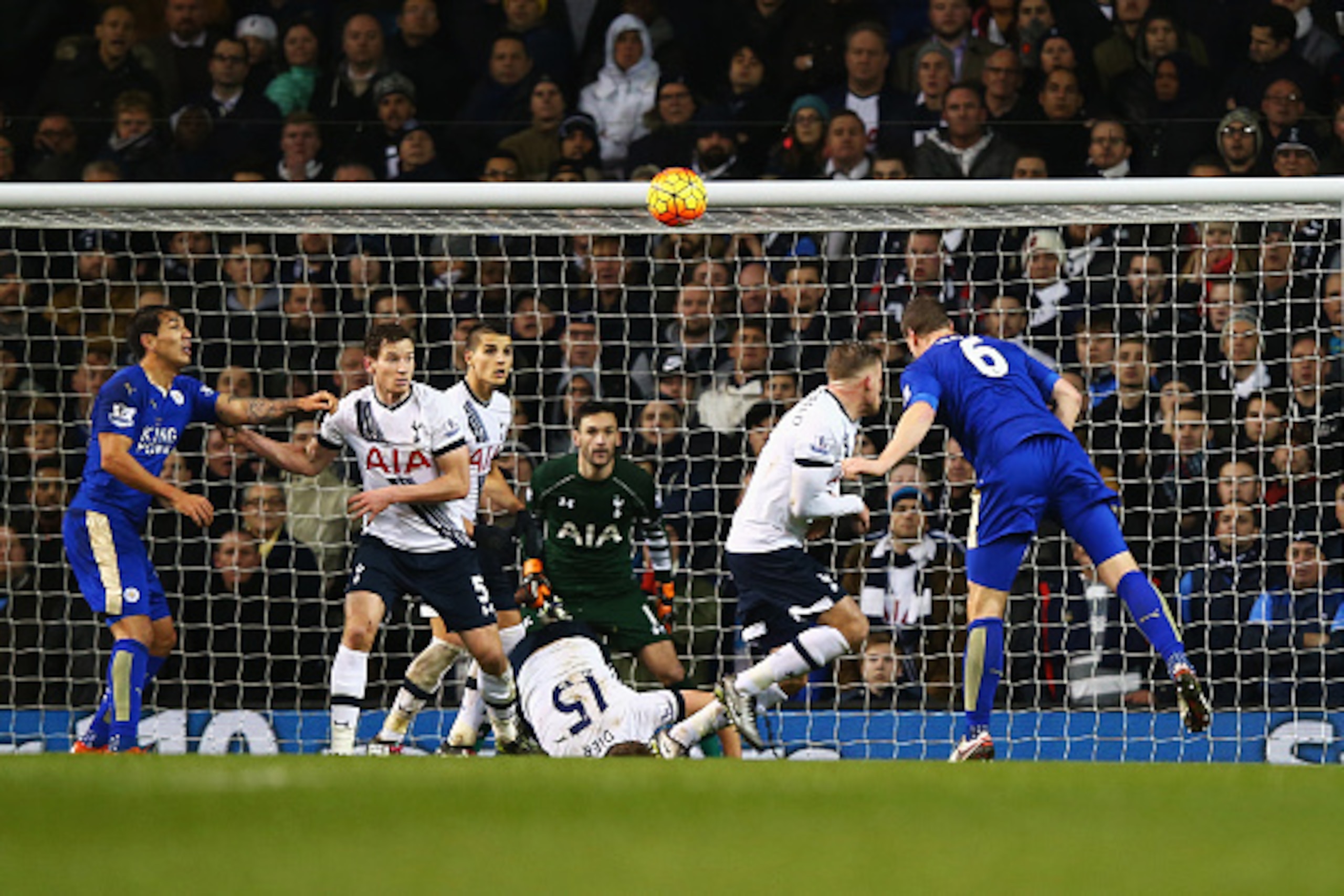 LONDON, ENGLAND - JANUARY 13: Robert Huth (1st R) of Leicester City scores his team's first goal during the Barclays Premier League match between Tottenham Hotspur and Leicester City at White Hart Lane on January 13, 2016 in London, England. (Photo by C LONDON, ENGLAND - JANUARY 13: Robert Huth (1st R) of Leicester City scores his team's first goal during the Barclays Premier League match between Tottenham Hotspur and Leicester City at White Hart Lane on January 13, 2016 in London, England. (Photo by C