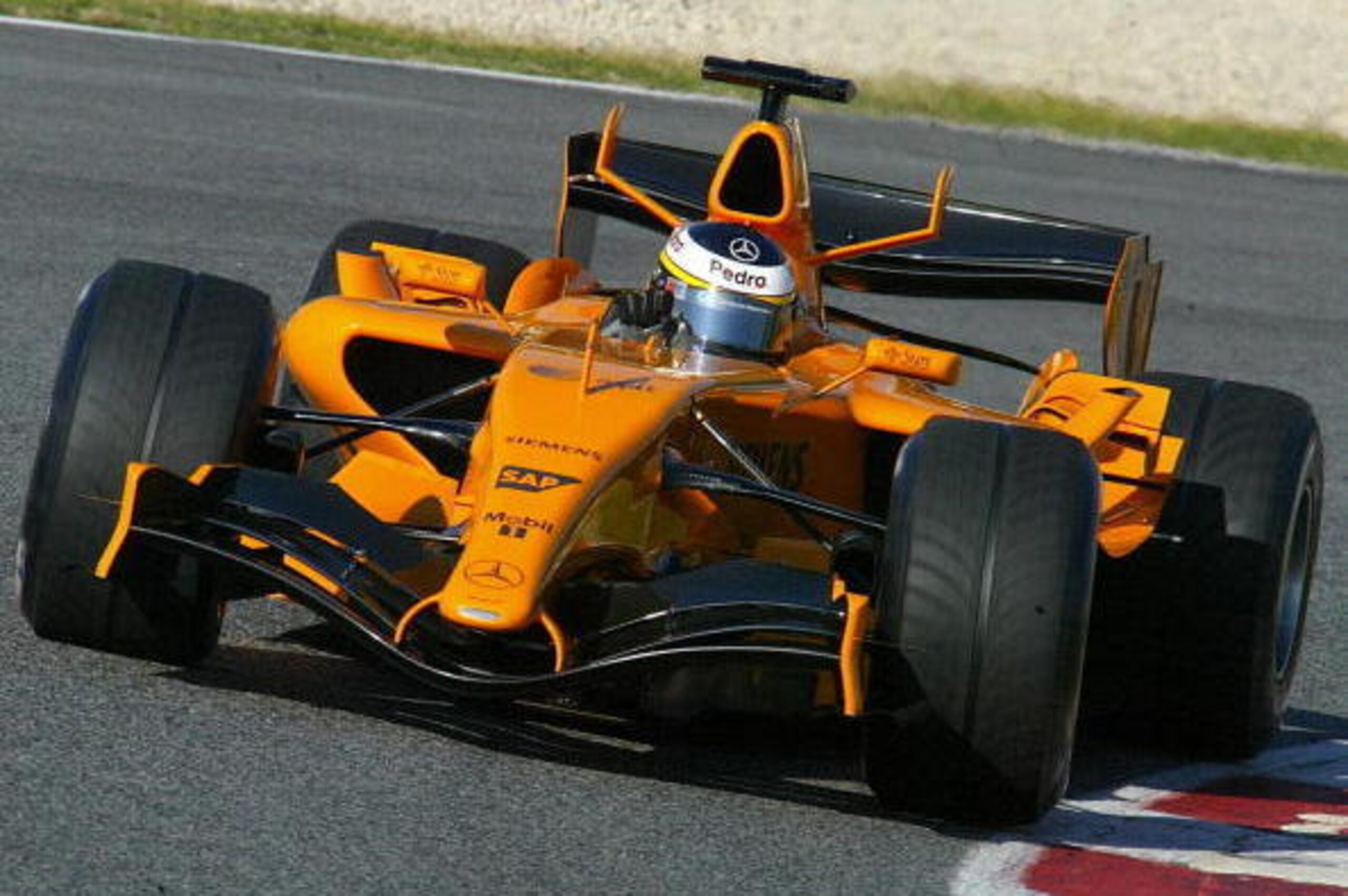 BARCELONA, Spain:  McLaren Mercedes Formula One test driver Pedro Martinez de la Rosa takes a curve in his McLaren Mercedes MP 4/21during a training session at the Catalonia racetrack in Montmelo near Barcelona, 23 January 2006. AFP PHOTO/CESAR RANGEL  (P