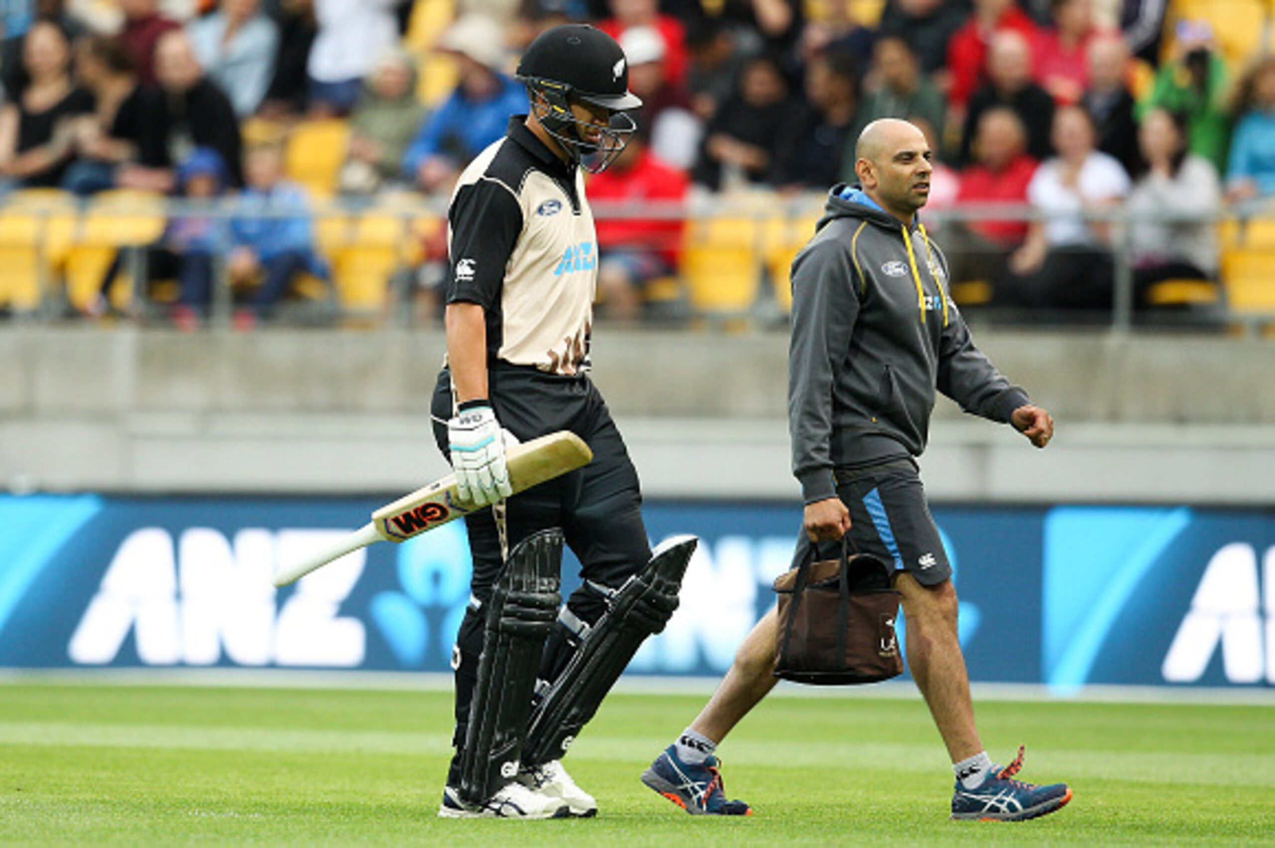 WELLINGTON, NEW ZEALAND - JANUARY 22: Ross Taylor of New Zealand is escorted off the pitch injured during during the Twenty20 International match between New Zealand and Pakistan at Westpac Stadium on January 22, 2016 in Wellington, New Zealand. (Photo b WELLINGTON, NEW ZEALAND - JANUARY 22: Ross Taylor of New Zealand is escorted off the pitch injured during during the Twenty20 International match between New Zealand and Pakistan at Westpac Stadium on January 22, 2016 in Wellington, New Zealand. (Photo b