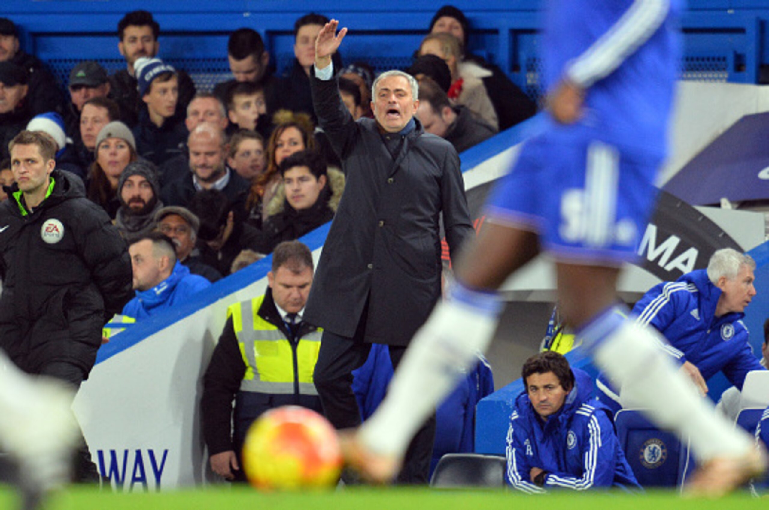 Chelsea's Portuguese manager Jose Mourinho (C) gestures during the English Premier League football match between Chelsea and Bournemouth at Stamford Bridge in London on December 5, 2015.   AFP PHOTO / GLYN KIRK

RESTRICTED TO EDITORIAL USE. No use with un