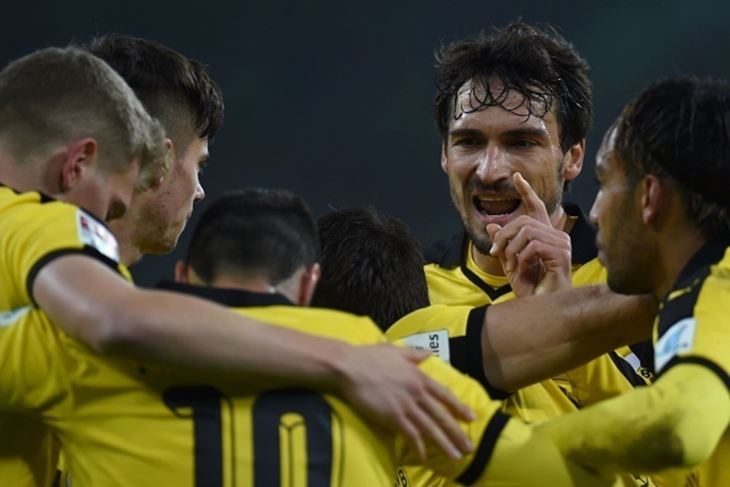 Dortmund's defender Mats Hummels talks to his teammates during the German first division football Bundesliga match Borussia Moenchengladbach vs Borussia Dortmund in Moenchengladbach, western Germany, on January 23, 2016. / AFP / PATRIK STOLLARZ / RESTRICT