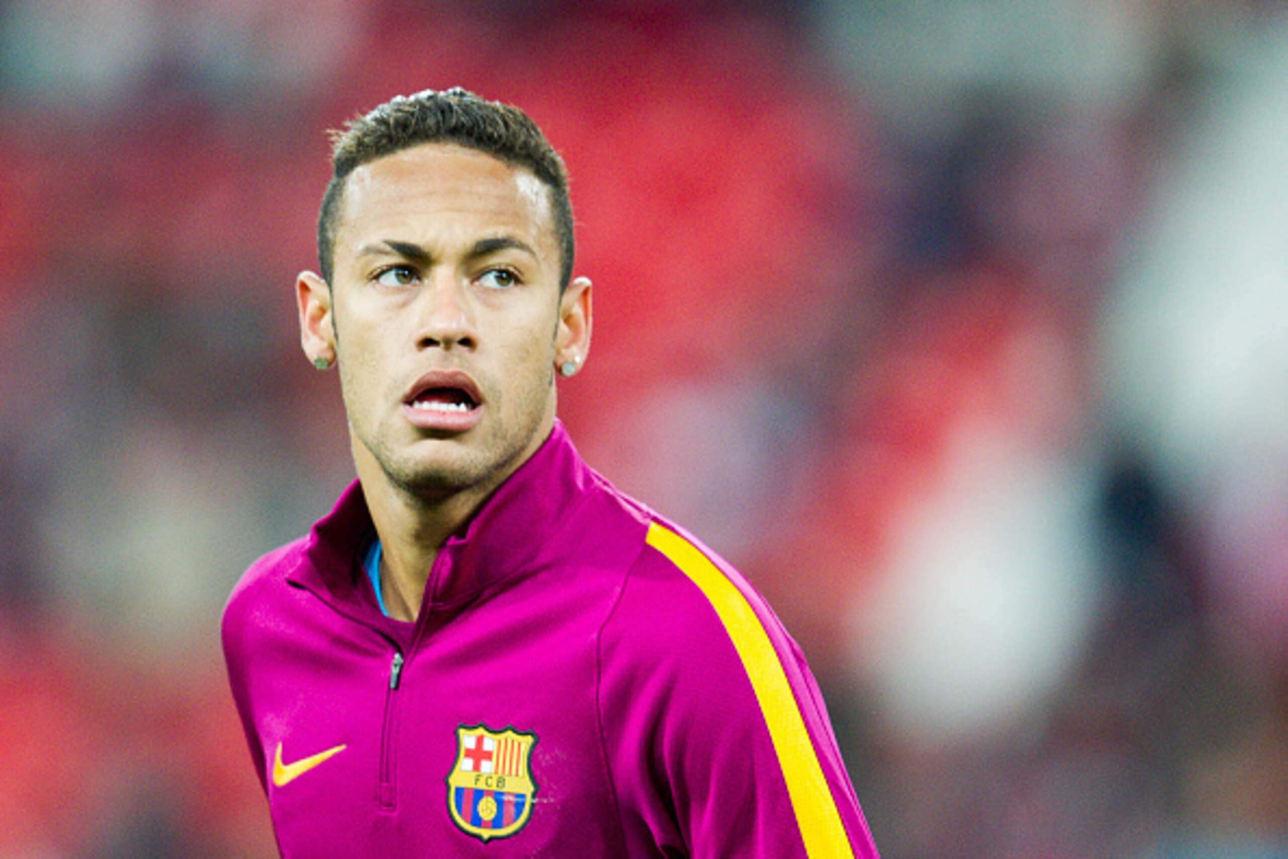 BILBAO, SPAIN - JANUARY 20:  Neymar of FC Barcelola looks on prior to the start the Copa del Rey Quarter Final First Leg match between Athletic Club and FC Barcelola at San Mames Stadium on January 20, 2016 in Bilbao, Spain.  (Photo by Juan Manuel Serrano