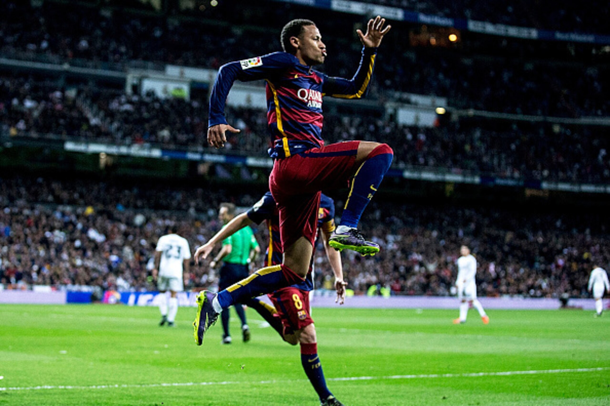 MADRID, SPAIN - NOVEMBER 21: Neymar JR. of FC Barcelona celebrates scoring their second goal during the La Liga match between Real Madrid CF and FC Barcelona at Estadio Santiago Bernabeu on November 21, 2015 in Madrid, Spain.  (Photo by Gonzalo Arroyo Mor