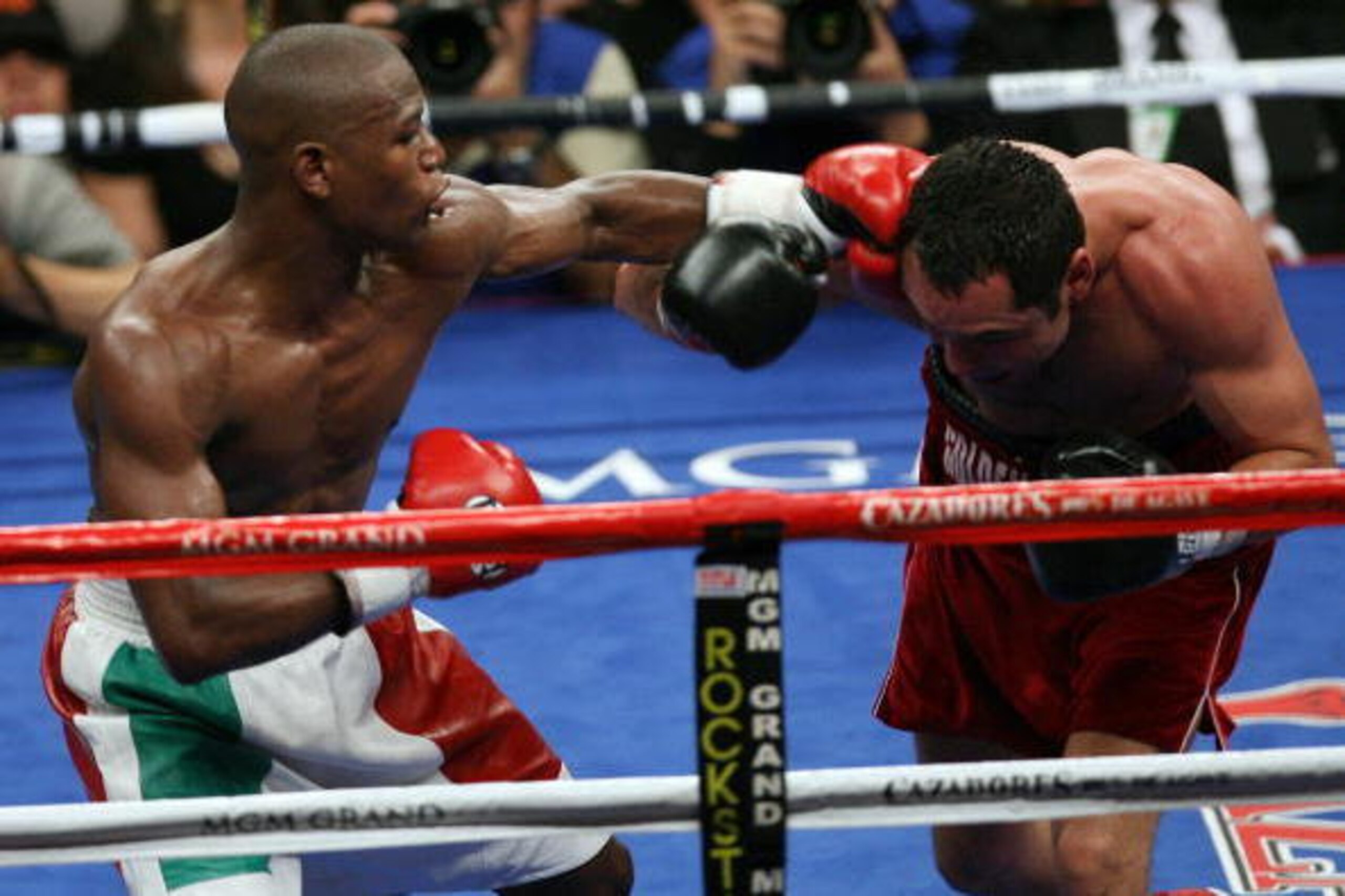 Las Vegas, UNITED STATES: Oscar De la Hoya (R) receives punch from Floyd Mayweather during their WBC Super Welterweight World Championship, in Las Vegas, Nevada, 05 May 2007. Mayweather won the fight. Floyd Mayweather remained undefeated by winning a 12-r