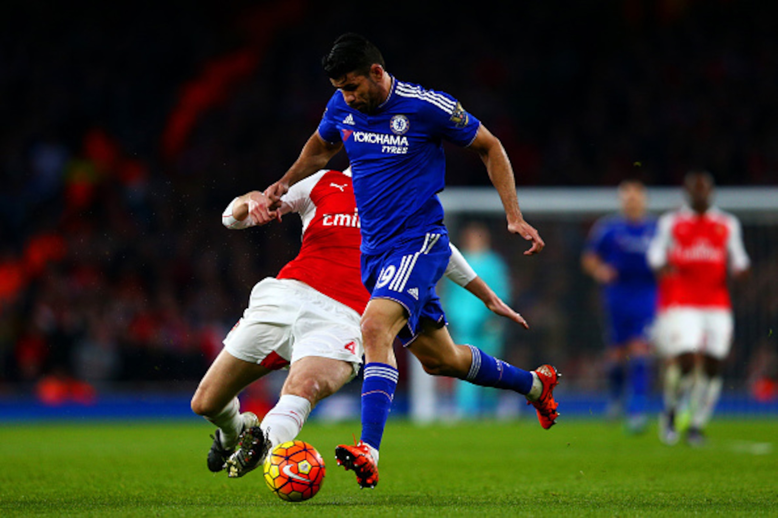 LONDON, ENGLAND - JANUARY 24:  Per Mertesacker of Arsenal fouls Diego Costa of Chelsea and subsequently receives a red card during the Barclays Premier League match between Arsenal and Chelsea at Emirates Stadium on January 24, 2016 in London, England.  (