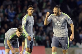 Real Madrid's French forward Karim Benzema (R) celebrates a goal during the Spanish league football match Real Betis Balompie vs Real Madrid CF at the Benito Villamarin stadium in Sevilla on January 24, 2016.  AFP PHOTO / CRISTINA QUICLER / AFP / CRISTINA