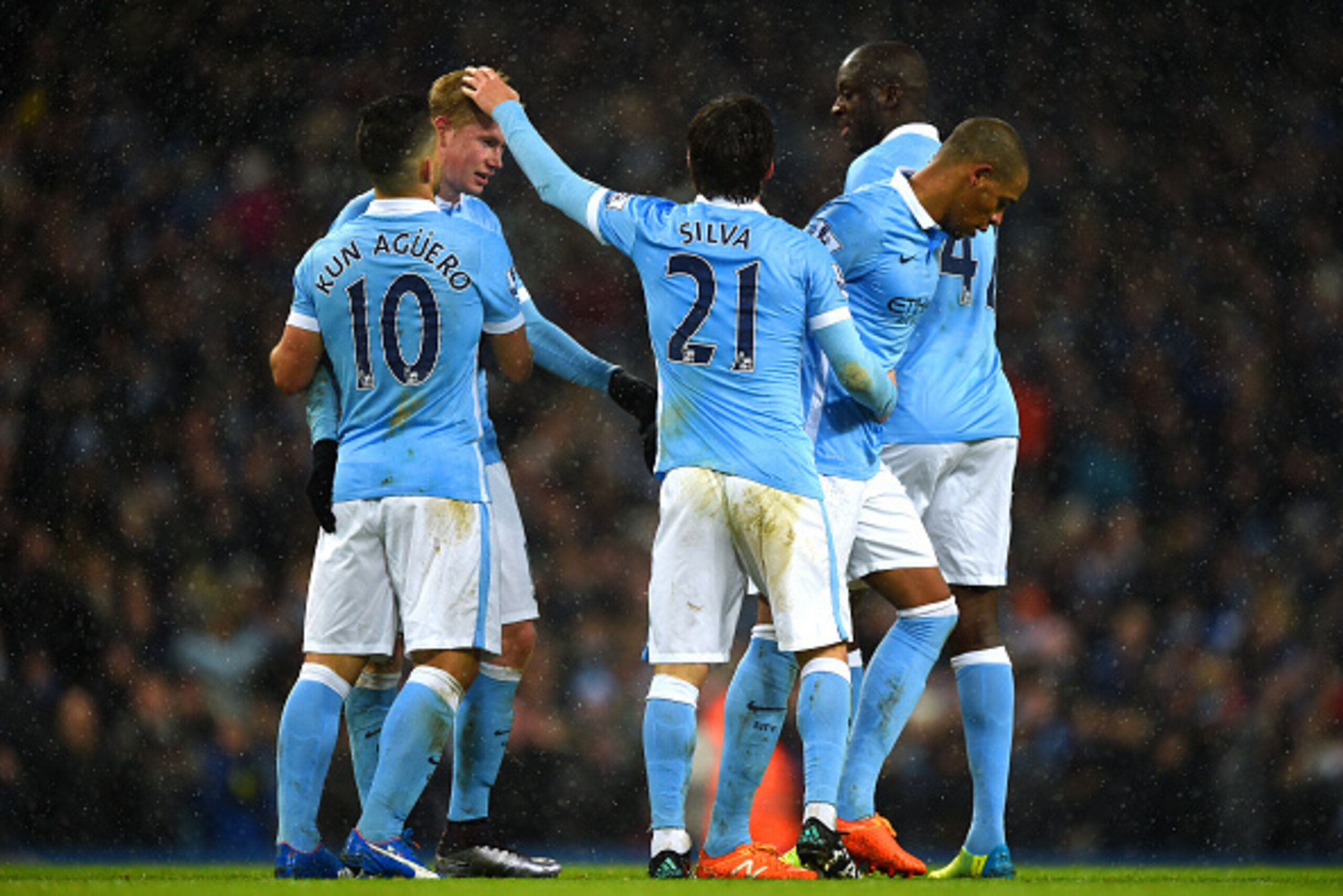 MANCHESTER, ENGLAND - JANUARY 16:  David Silva of Manchester City celebrates with team-mates after scoring his team's fourth goal during the Barclays Premier League match between Manchester City and Crystal Palace at Etihad Stadium on January 16, 2016 in 
