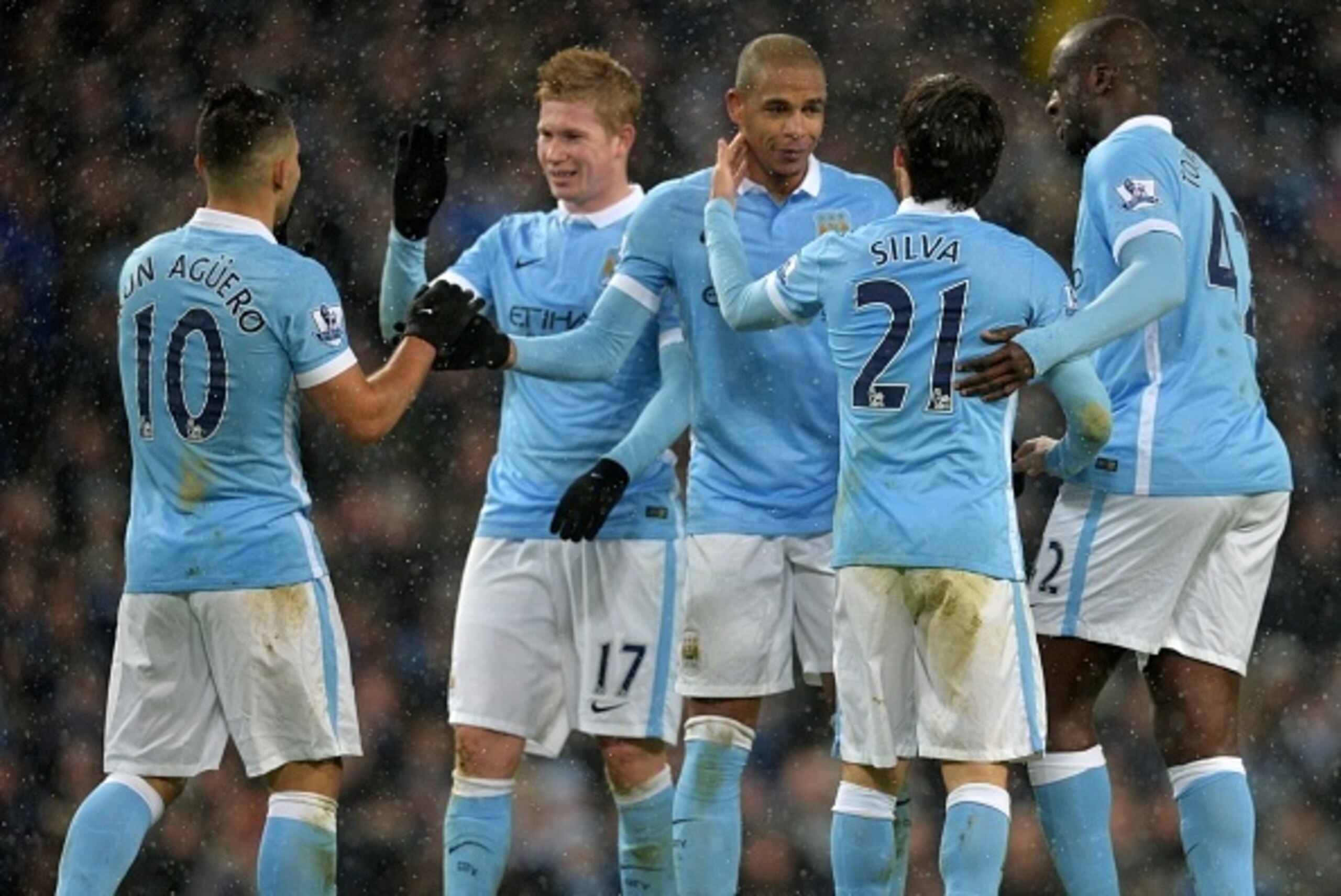 Manchester City's Spanish midfielder David Silva (2R) celebrates with teammates Manchester City's Argentinian striker Sergio Aguero, Manchester City's Belgian midfielder Kevin De Bruyne and Manchester City's Ivorian midfielder and captain Yaya Toure durin
