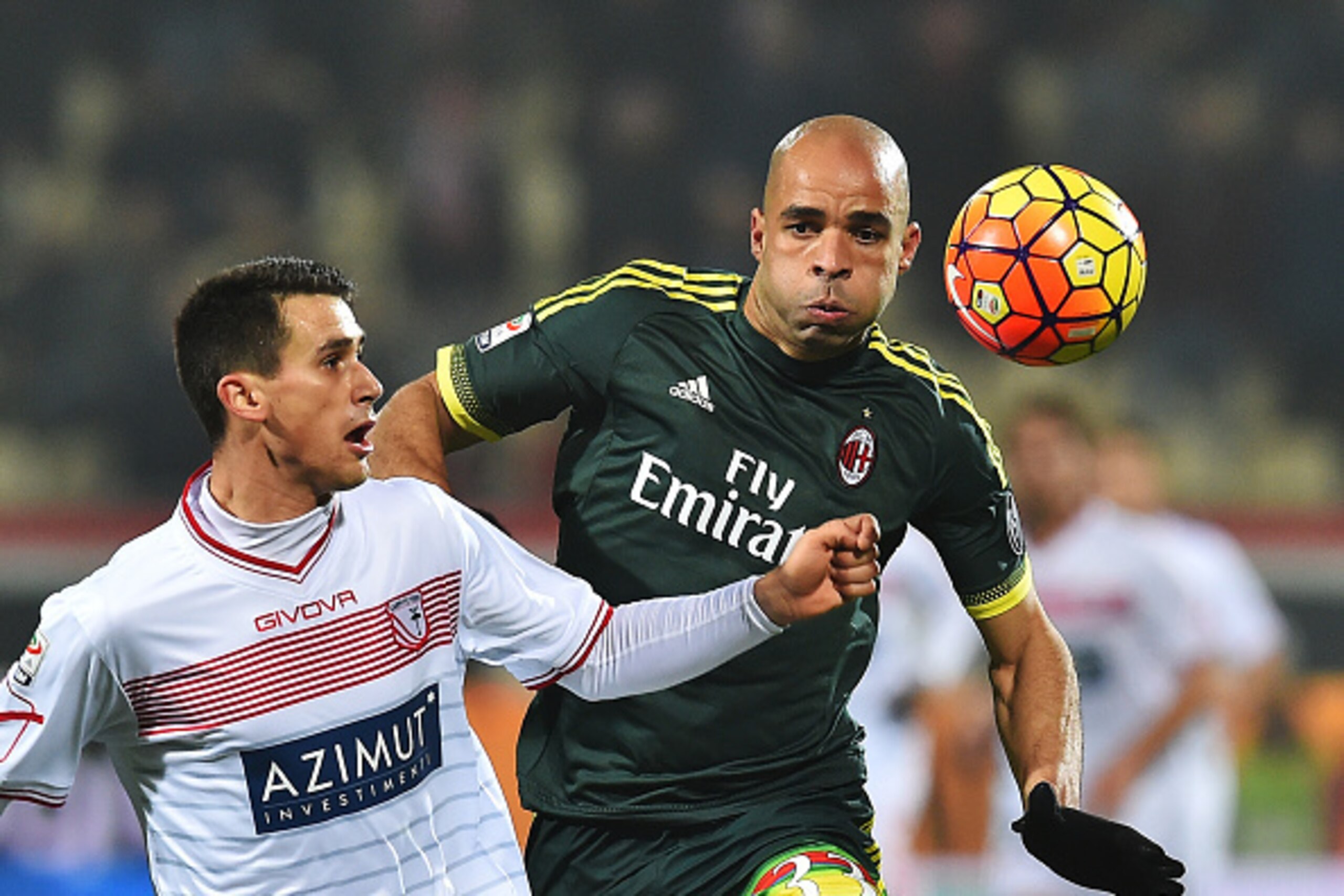 Carpi's forward from Italy Kevin Lasagna (L) vies with of AC Milan's defender from Brazil Alex (R) during the Italian Serie A football match Carpi vs AC Milan at the Braglia stadium in Modena on December 6, 2015.    AFP PHOTO / VINCENZO PINTO / AFP / VINC