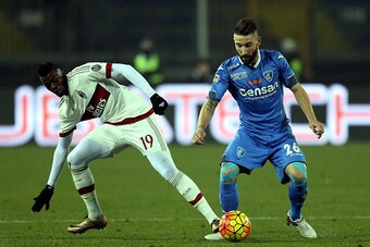 EMPOLI, ITALY - JANUARY 23: Lorenzo Tonelli of Empoli FC battles for the ball with MBaye Niang of AC Milan during the Serie A match between Empoli FC and AC Milan at Stadio Carlo Castellani on January 23, 2016 in Empoli, Italy.  (Photo by Gabriele Maltint