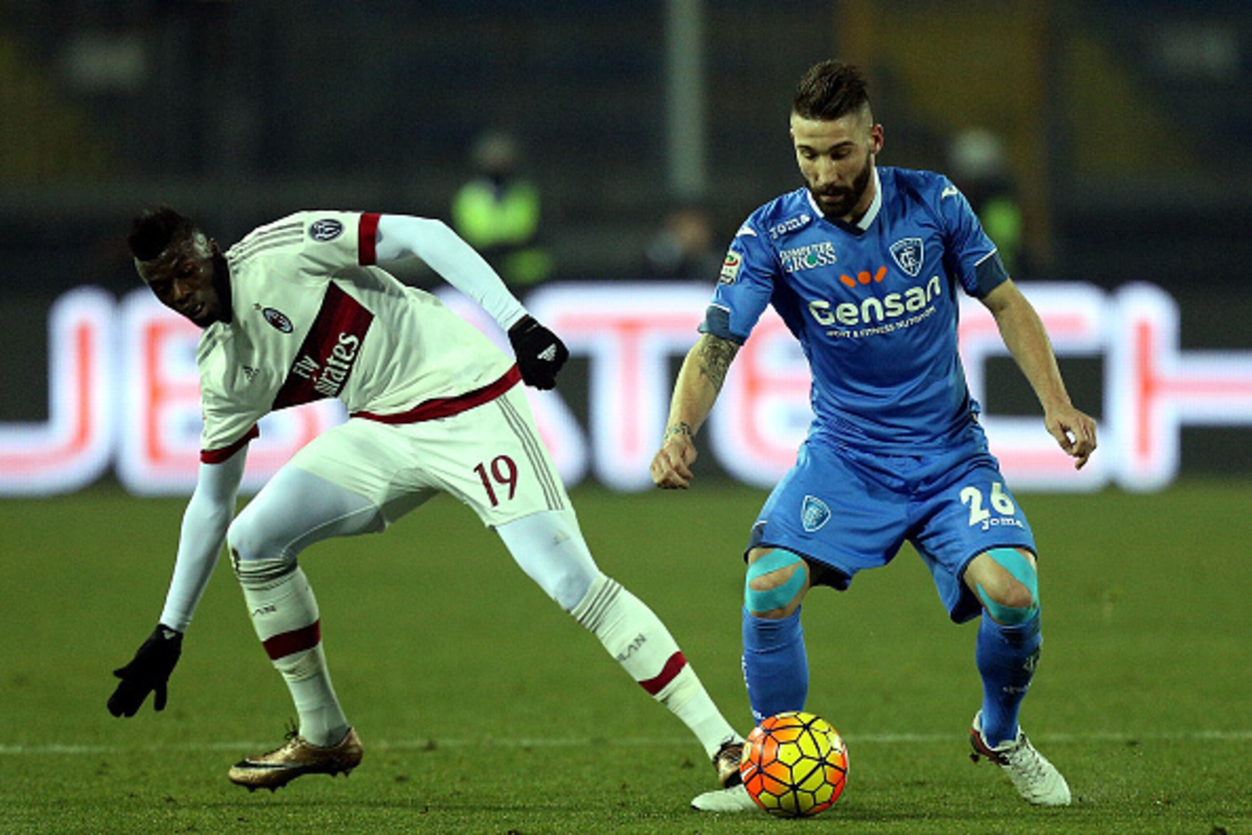 EMPOLI, ITALY - JANUARY 23: Lorenzo Tonelli of Empoli FC battles for the ball with MBaye Niang of AC Milan during the Serie A match between Empoli FC and AC Milan at Stadio Carlo Castellani on January 23, 2016 in Empoli, Italy.  (Photo by Gabriele Maltint