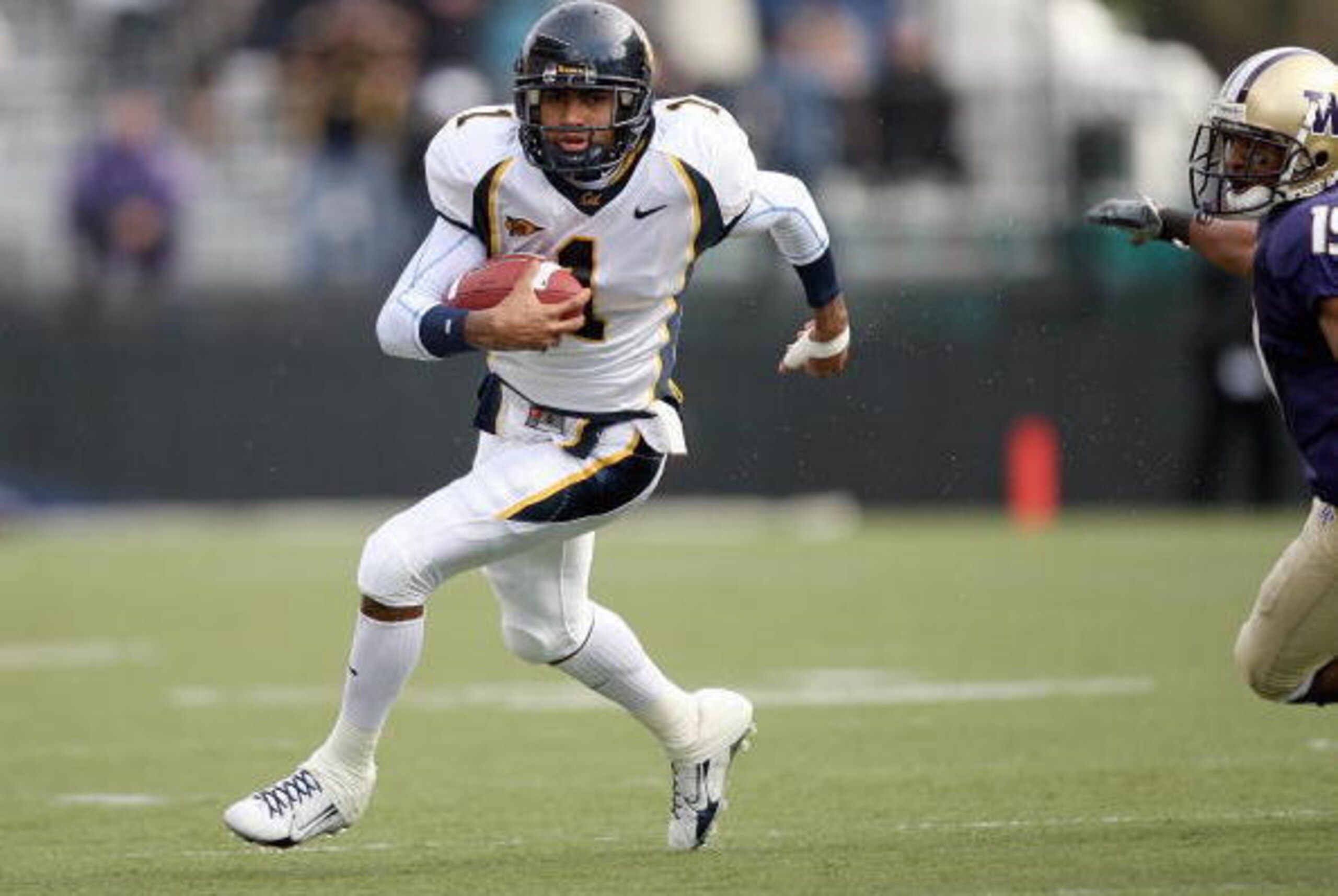 SEATTLE - NOVEMBER 17: DeSean Jackson #1 of the California Golden Bears carries the ball during the game against the Washington Huskies at Husky Stadium November 17, 2007 in Seattle, Washington. (Photo by Otto Greule Jr/Getty Images)