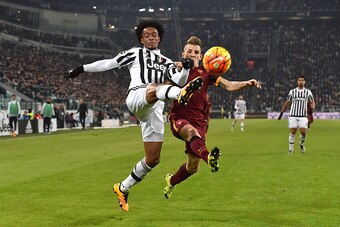 TURIN, ITALY - JANUARY 24:  Juan Cuadrado (L) of Juventus FC competes with Lucas Digne of AS Roma during the Serie A match between Juventus FC and AS Roma at Juventus Arena on January 24, 2016 in Turin, Italy.  (Photo by Valerio Pennicino/Getty Images)