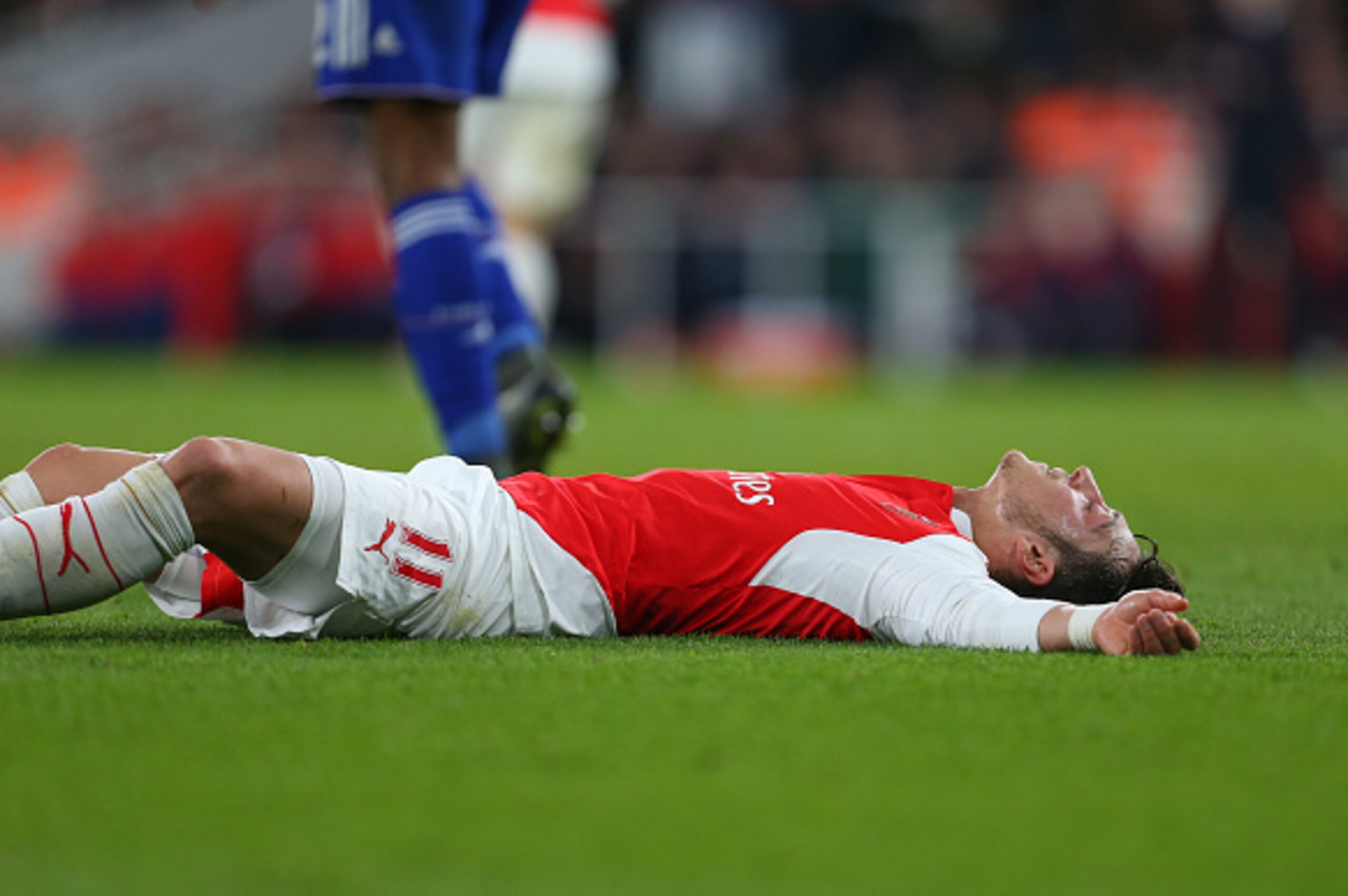 LONDON, ENGLAND - JANUARY 24: Mesut Ozil of Arsenal lies on the pitch after missing a chance during the Barclays Premier League match between Arsenal and Chelsea at the Emirates Stadium on January 24, 2016 in London, England. (Photo by Catherine Ivill - LONDON, ENGLAND - JANUARY 24: Mesut Ozil of Arsenal lies on the pitch after missing a chance during the Barclays Premier League match between Arsenal and Chelsea at the Emirates Stadium on January 24, 2016 in London, England. (Photo by Catherine Ivill -