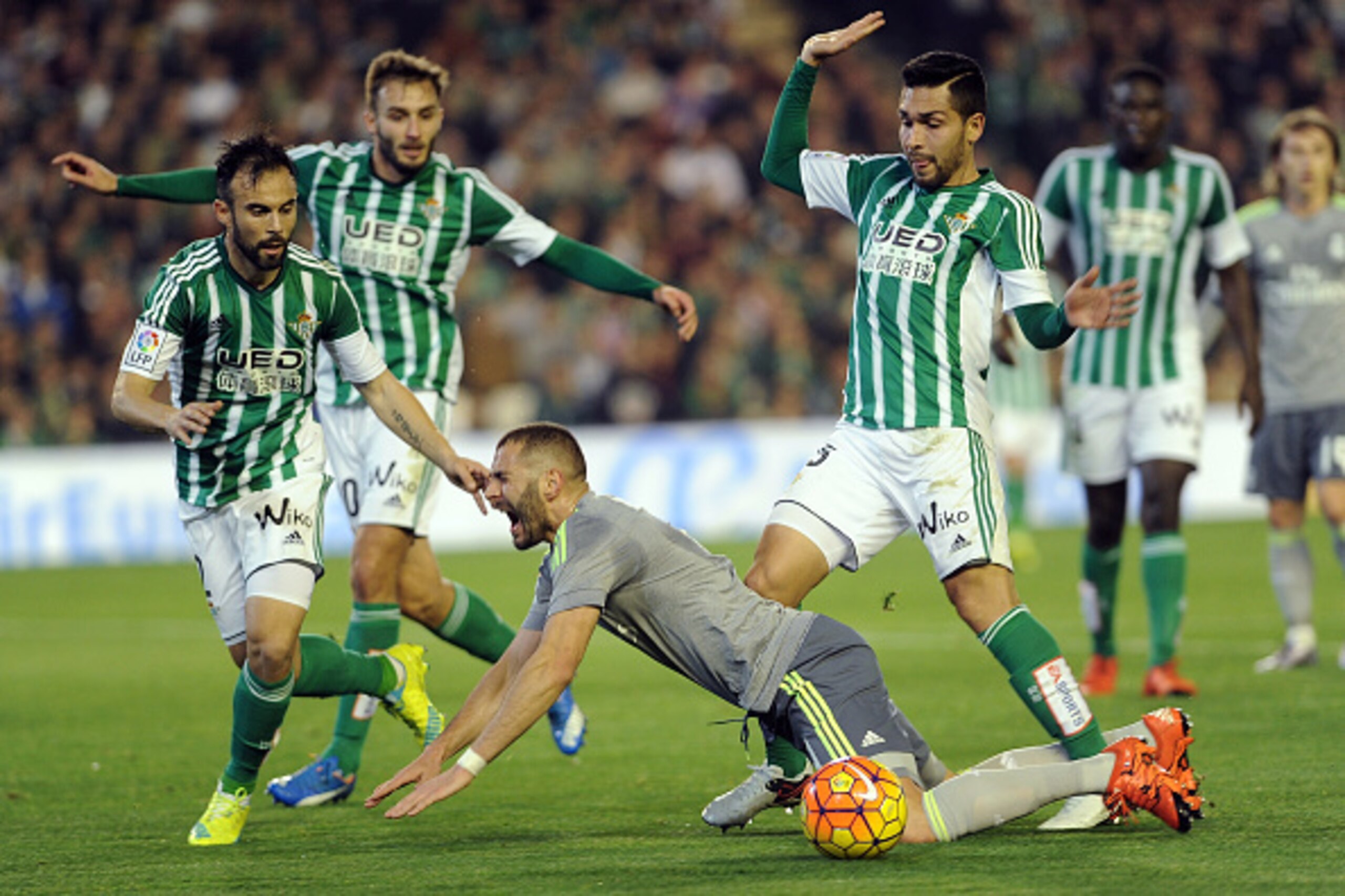 Real Madrid's French forward Karim Benzema (C) shouts as he falls on the field during the Spanish league football match Real Betis Balompie vs Real Madrid CF at the Benito Villamarin stadium in Sevilla on January 24, 2016. AFP PHOTO / CRISTINA QUICLER / Real Madrid's French forward Karim Benzema (C) shouts as he falls on the field during the Spanish league football match Real Betis Balompie vs Real Madrid CF at the Benito Villamarin stadium in Sevilla on January 24, 2016. AFP PHOTO / CRISTINA QUICLER /