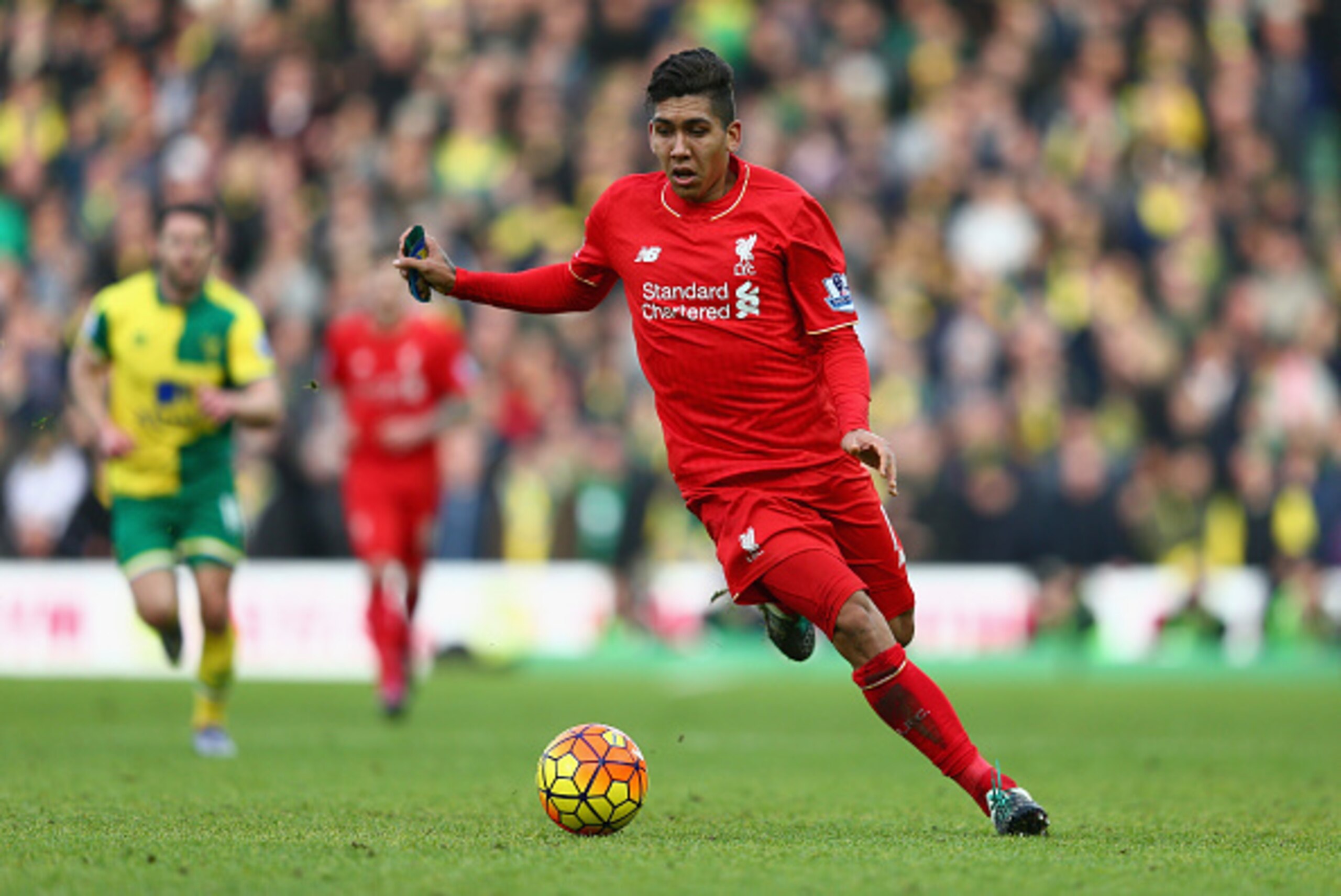 NORWICH, ENGLAND - JANUARY 23:  Roberto Firmino of Liverpool in action during the Barclays Premier League match between Norwich City and Liverpool at Carrow Road on January 23, 2016 in Norwich, England.  (Photo by Clive Mason/Getty Images)
