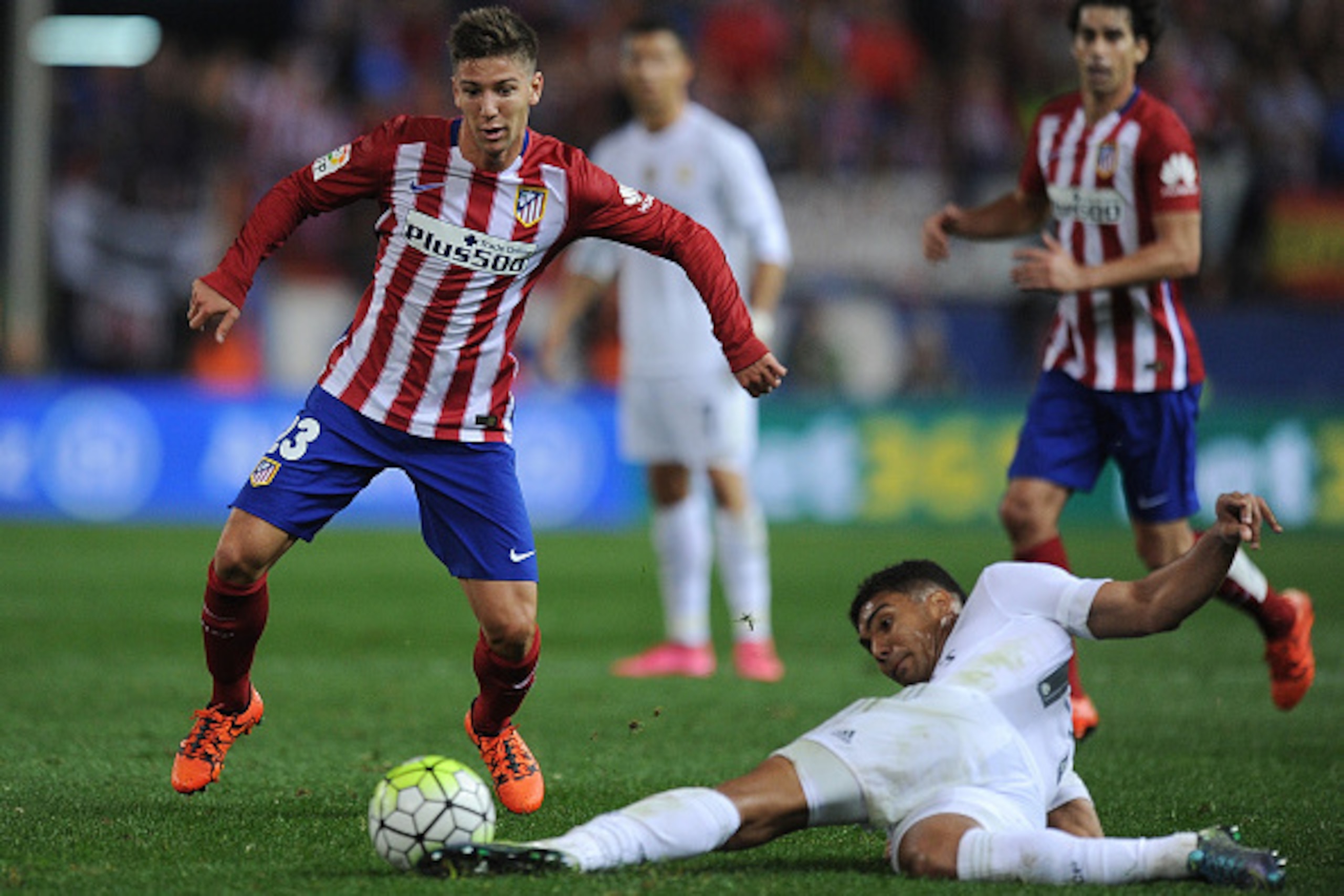 MADRID, SPAIN - OCTOBER 04:  Luciano Vietto of Club Atletico de Madrid beats Henrique Casemiro of Real Madrid during the La Liga match between Club Atletico de Madrid and Real Madrid at Vicente Calderon Stadium on October 4, 2015 in Madrid, Spain.  (Photo