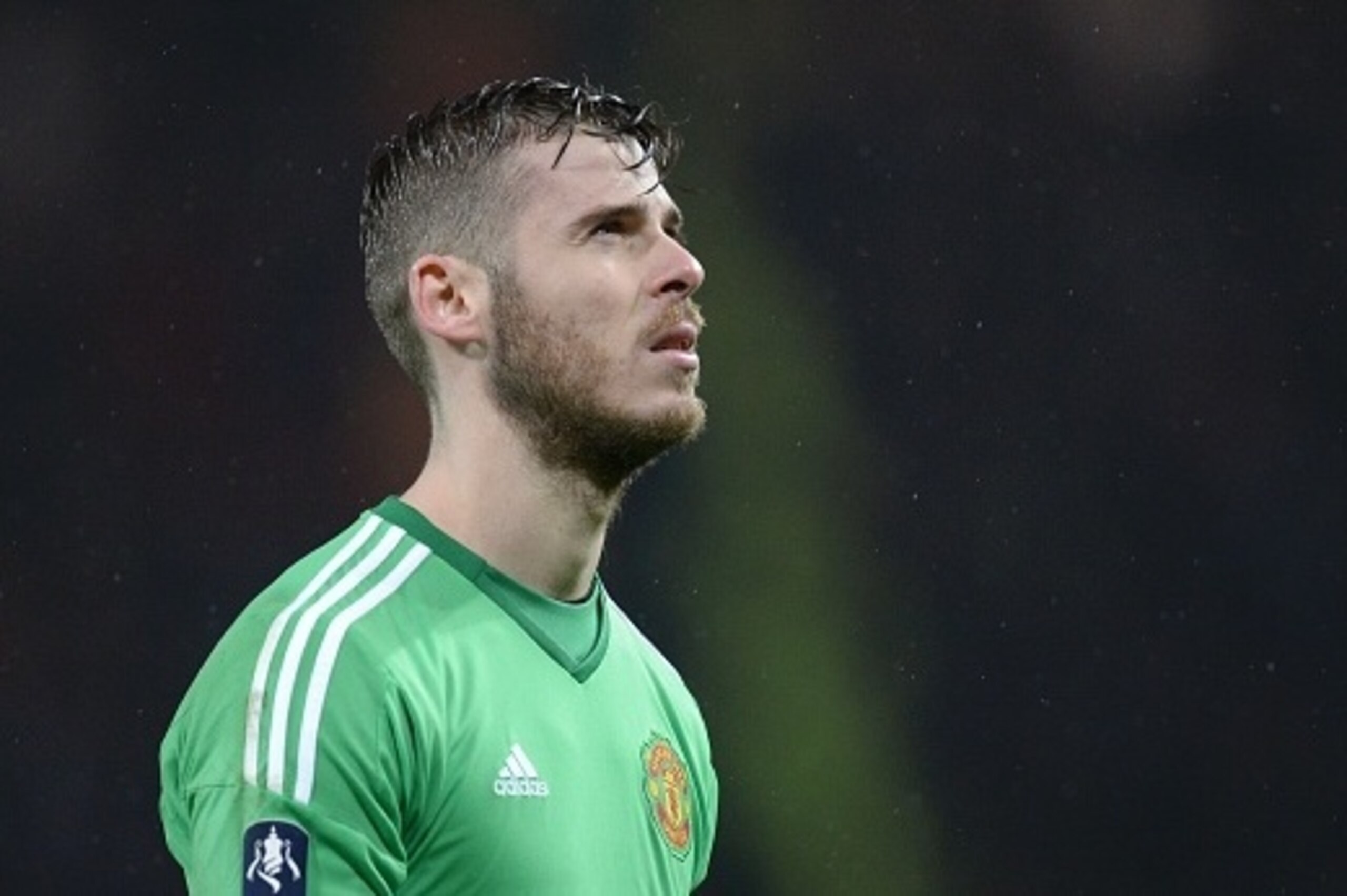 Manchester United's Spanish goalkeeper David de Gea leaves the pitch at half-time during the English FA Cup third-round football match between Manchester United and Sheffield United at Old Trafford in north west England on January 9, 2016.   AFP PHOTO / O
