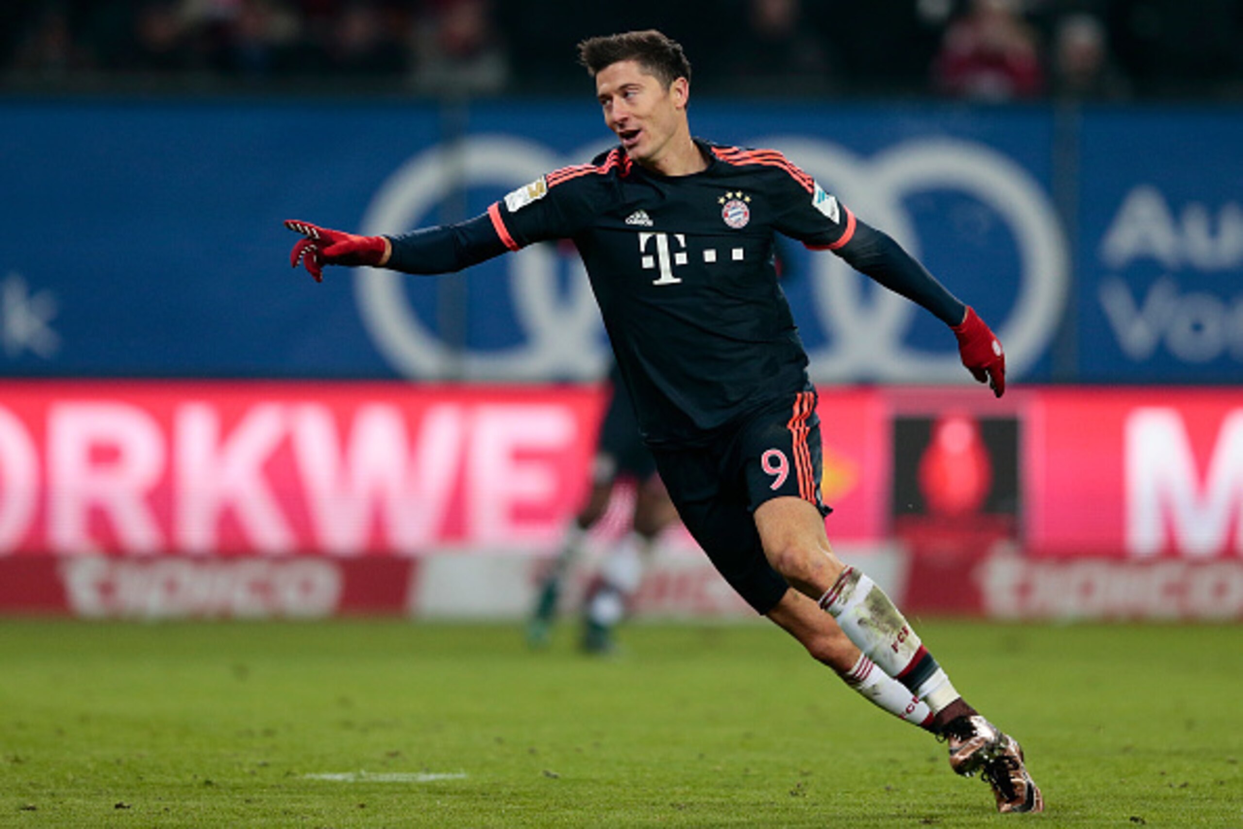HAMBURG, GERMANY - JANUARY 22:  Robert Lewandowski of Munich celebrates after scoring their second goal during the Bundesliga match between Hamburger SV and FC Bayern Muenchen at Volksparkstadion on January 22, 2016 in Hamburg, Germany.  (Photo by Oliver 