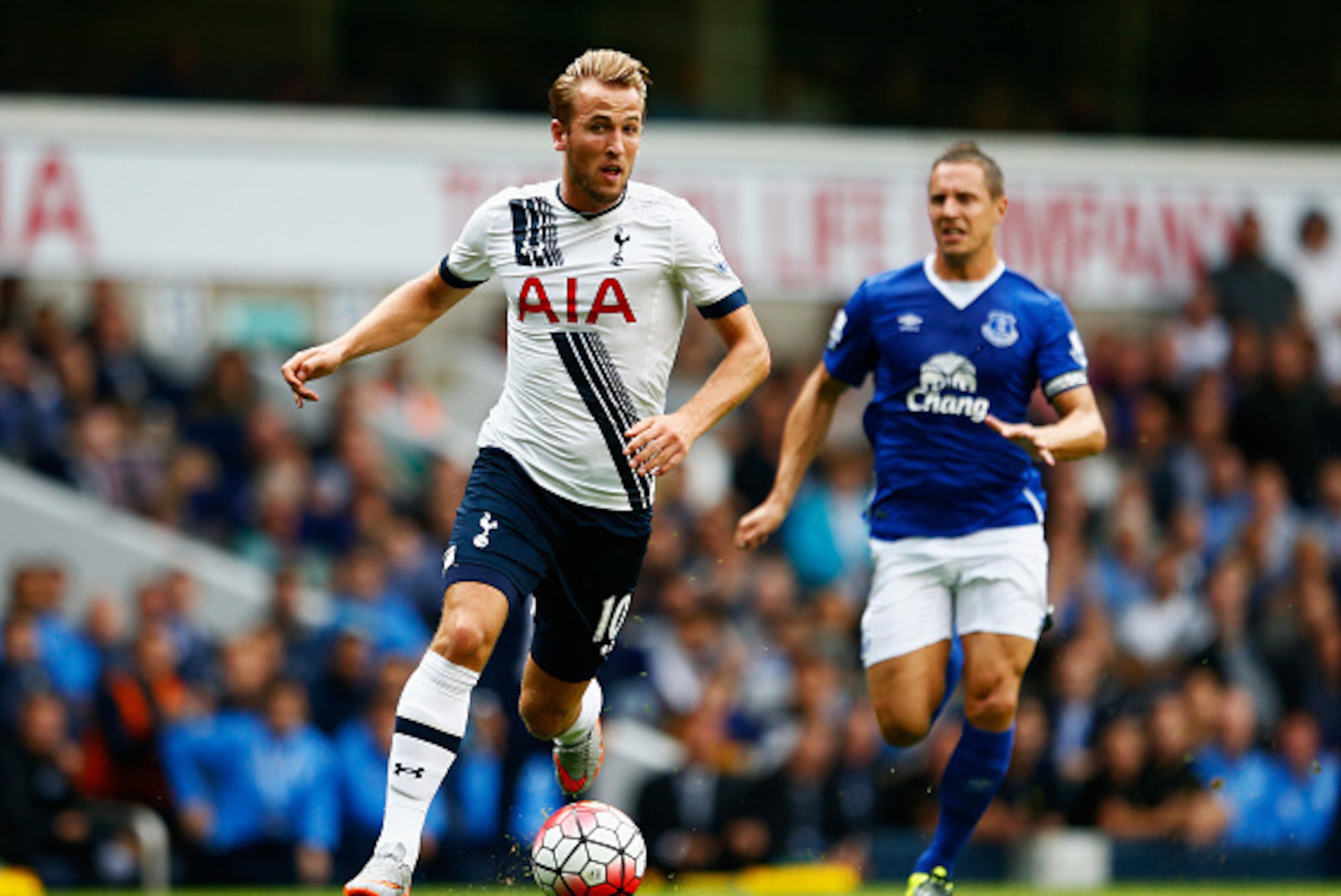 LONDON, ENGLAND - AUGUST 29: Harry Kane of Tottenham Hotspur in action during the Barclays Premier League match between Tottenham Hotspur and Everton at White Hart Lane on August 29, 2015 in London, England.  (Photo by Julian Finney/Getty Images)