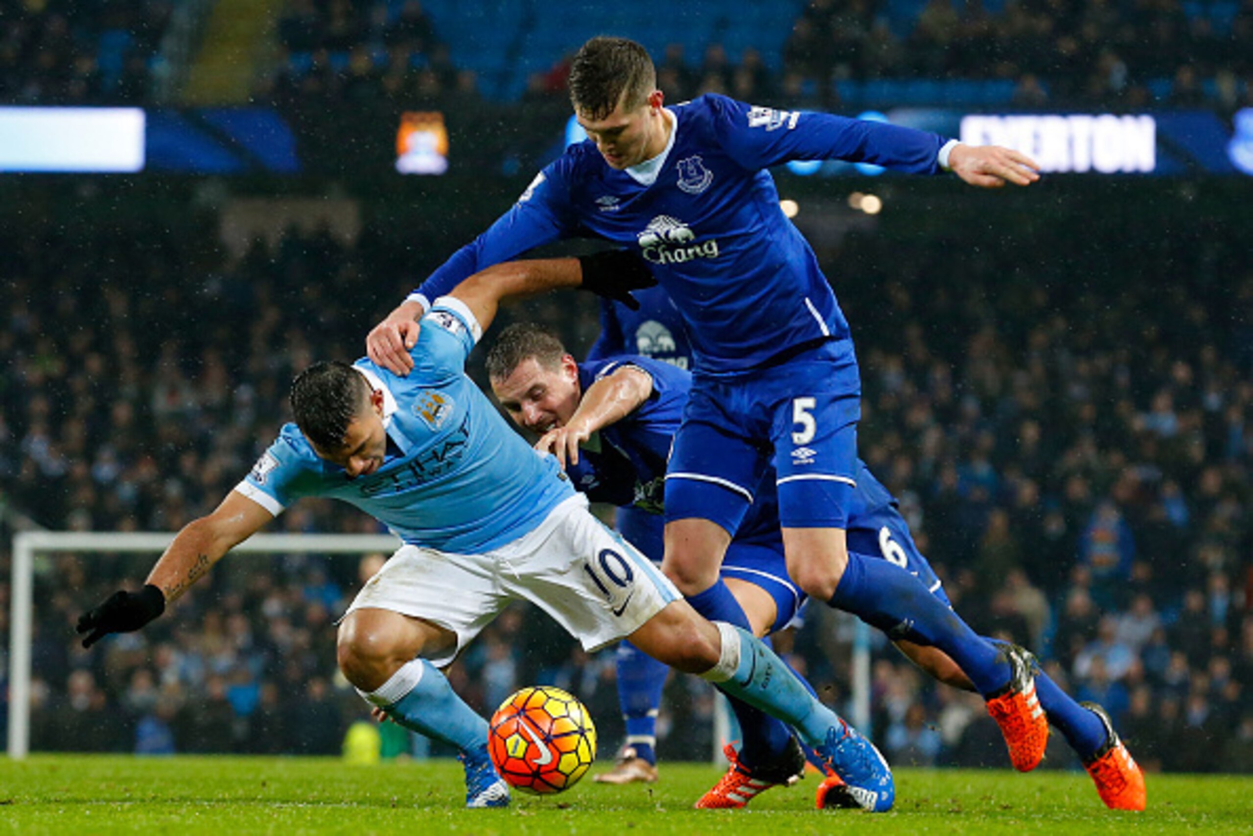 Everton's English defender John Stones (R) vies with Manchester City's Argentinian striker Sergio Aguero during the English Premier League football match between Manchester City and Everton at the Etihad stadium in Manchester, north west England on Januar